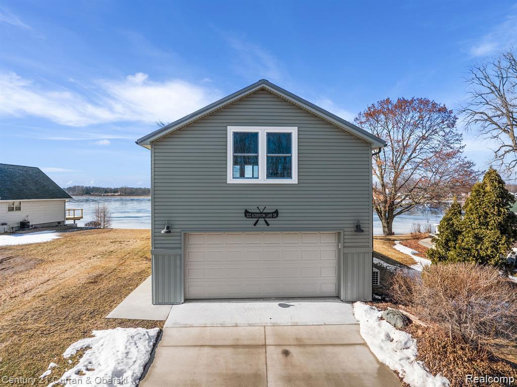 Jackson, Michigan, 49201, United States, 3 Bedrooms Bedrooms, ,2 BathroomsBathrooms,Residential,For Sale,1982188