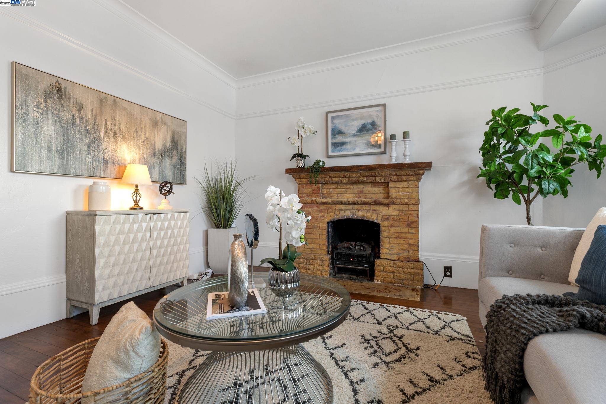 Oakland, California, 94606, United States, 3 Bedrooms Bedrooms, ,2 BathroomsBathrooms,Residential,For Sale,1839089