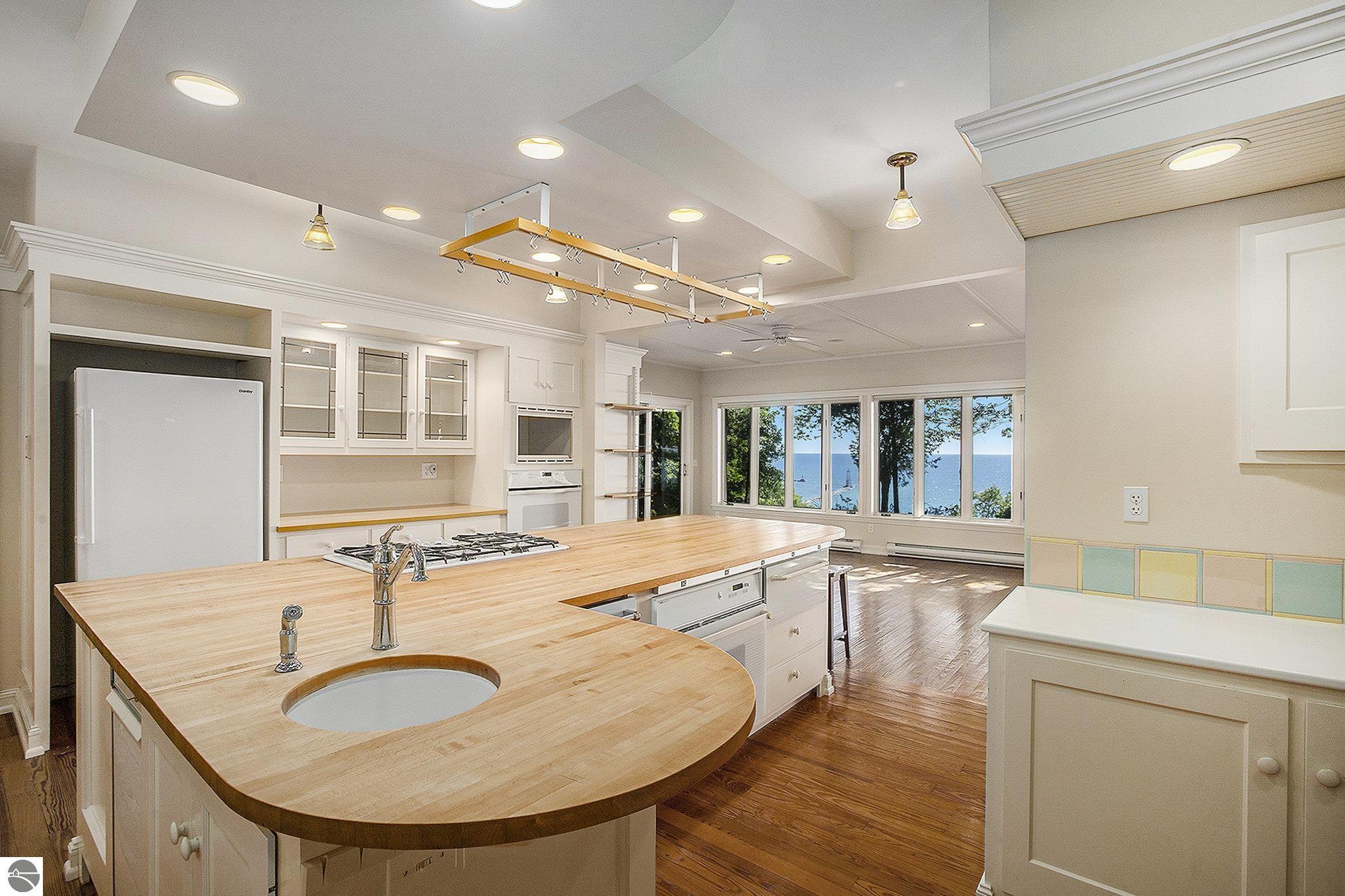 Frankfort, Michigan, 49635-9746, United States, 7 Bedrooms Bedrooms, ,5 BathroomsBathrooms,Residential,For Sale,1975140