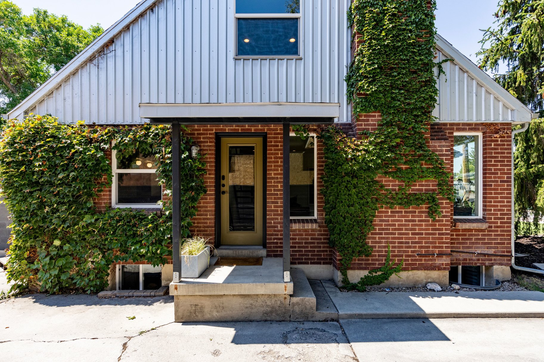  Spacious Millcreek Bungalow with Expansive Backyard & 2-Car Garage - 物件實景