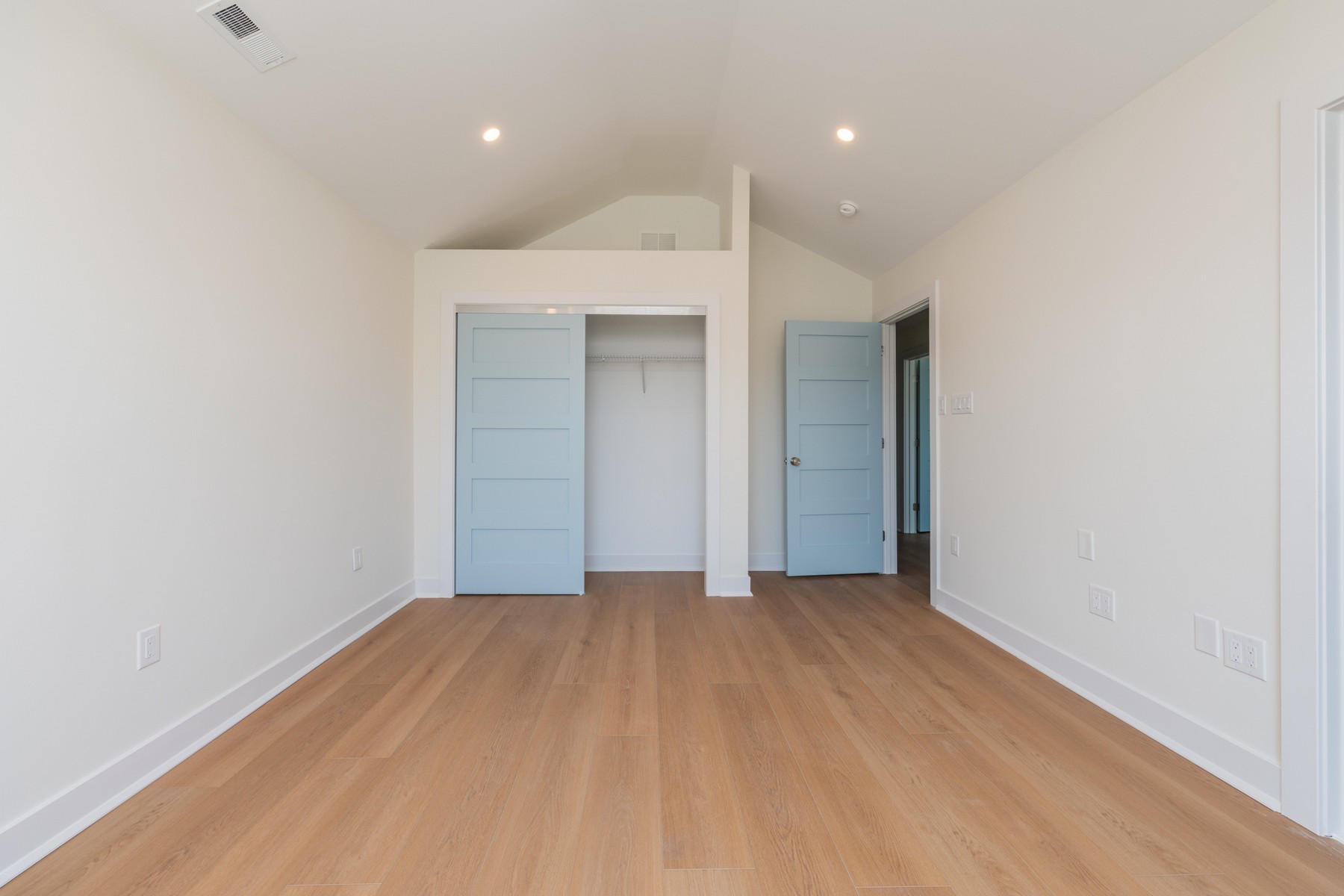  1625 Bay Avenue - 物件實景