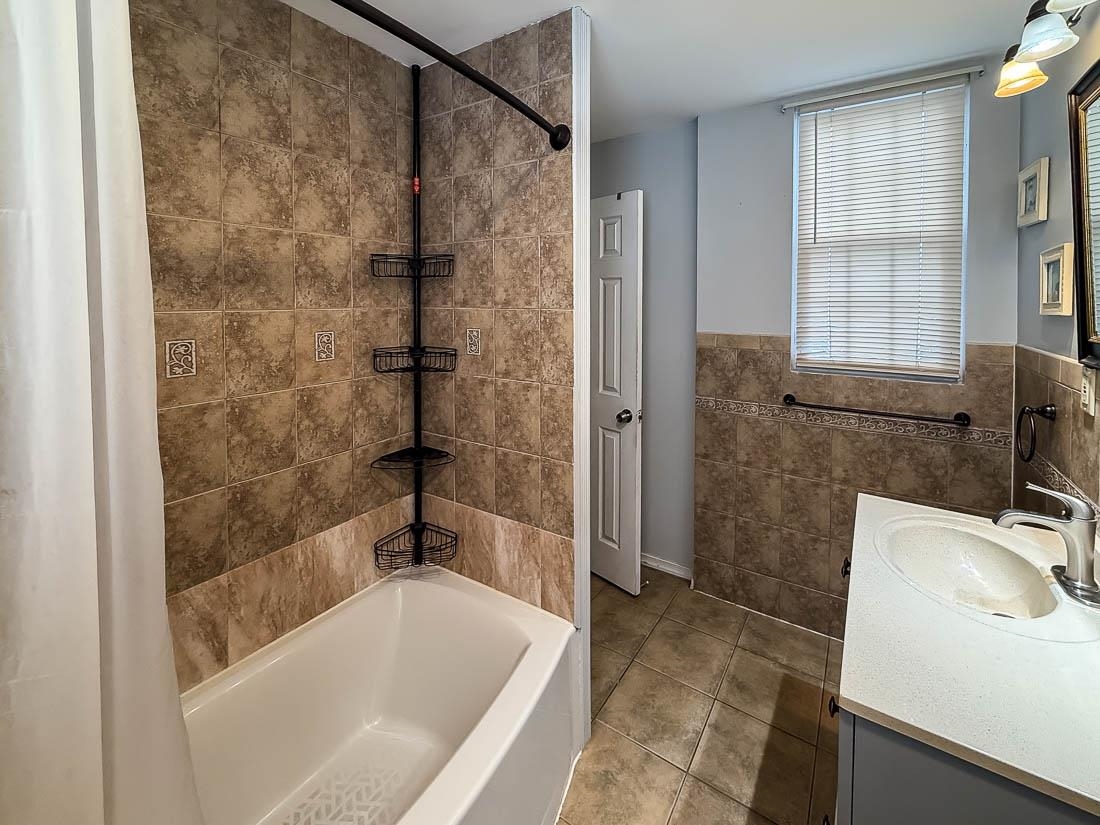 Jersey City, New Jersey, 07307, United States, 4 Bedrooms Bedrooms, ,2 BathroomsBathrooms,Residential,For Sale,1991829