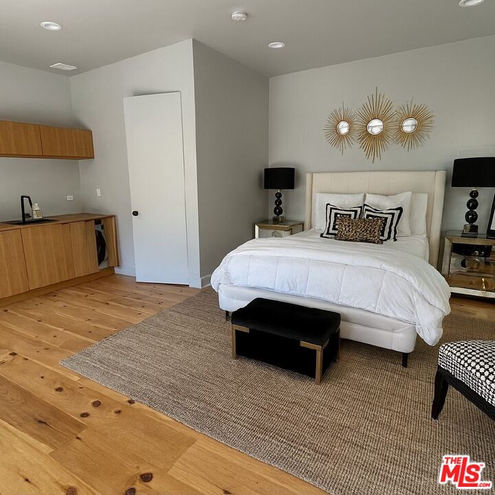 Los Angeles, California, 90005, United States, 3 Bedrooms Bedrooms, ,3 BathroomsBathrooms,Residential,For Sale,1876512