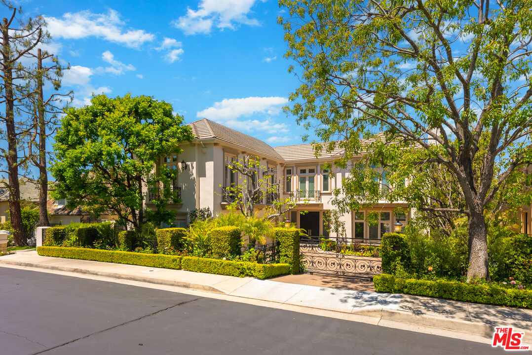 Los Angeles, California, 90077, United States, 5 Bedrooms Bedrooms, ,7 BathroomsBathrooms,Residential,For Sale,1686494