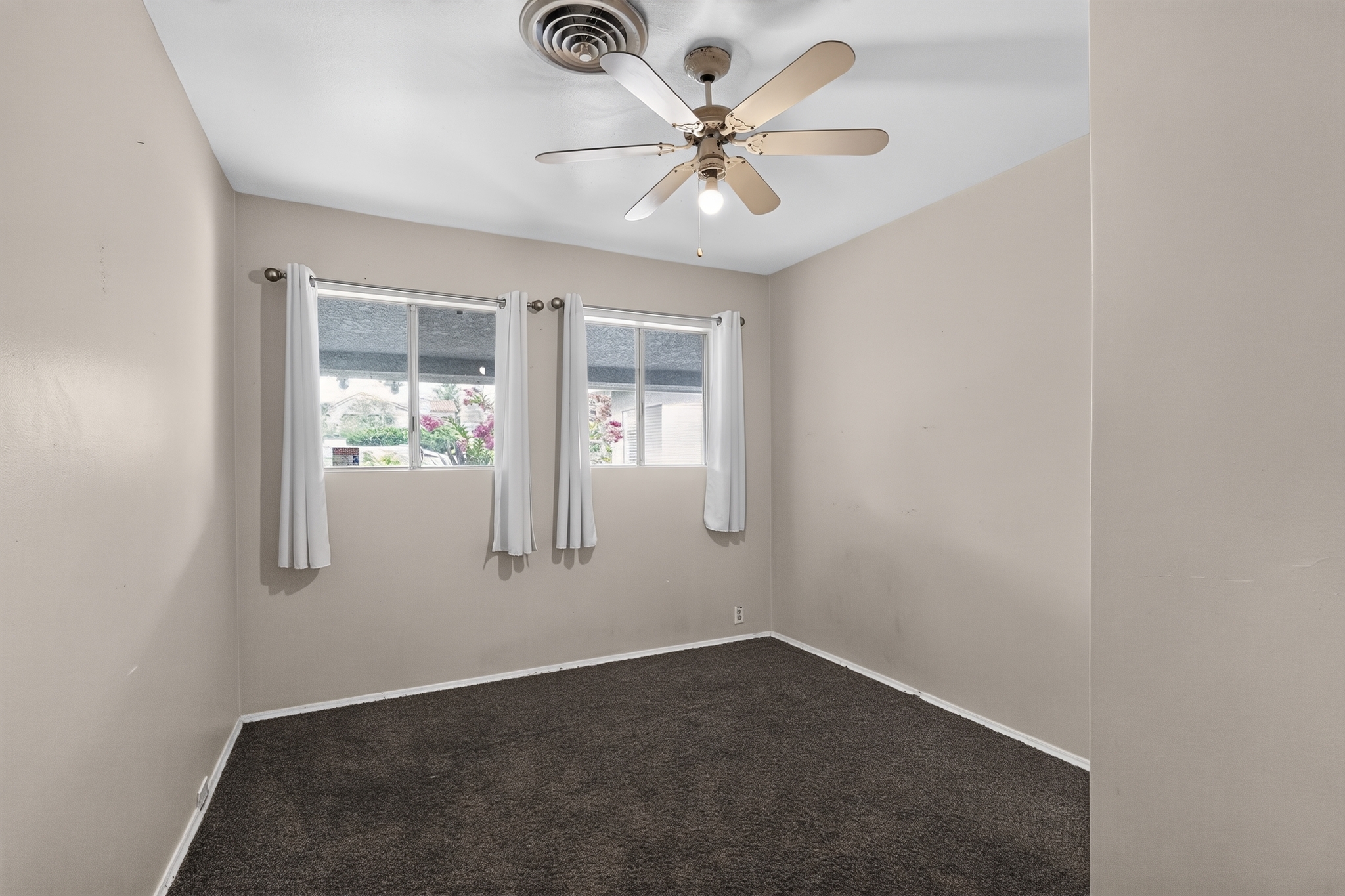  7615 Kittyhawk Avenue - 物件實景