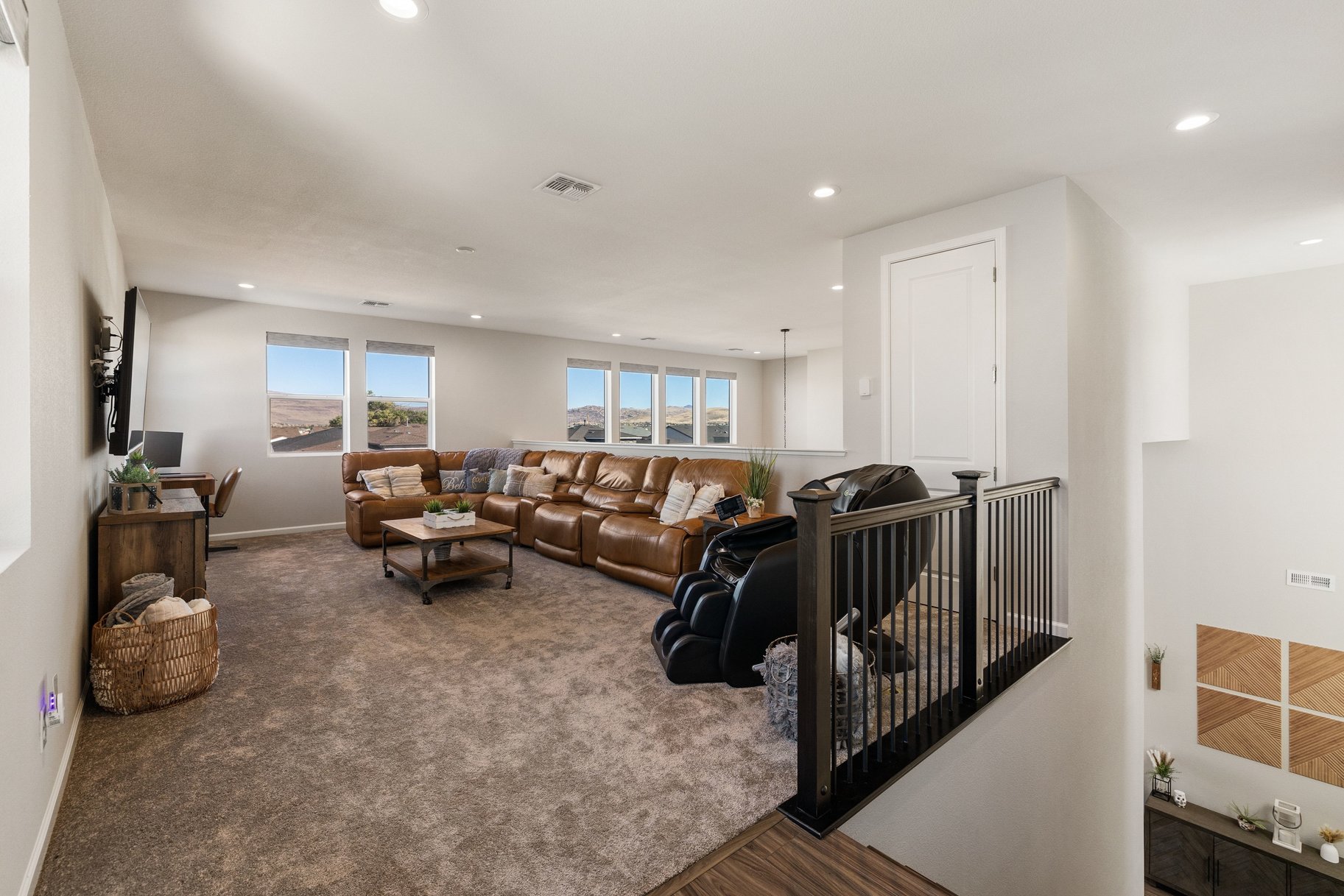  Multi-Gen Living. Mountain Views. A Backyard That