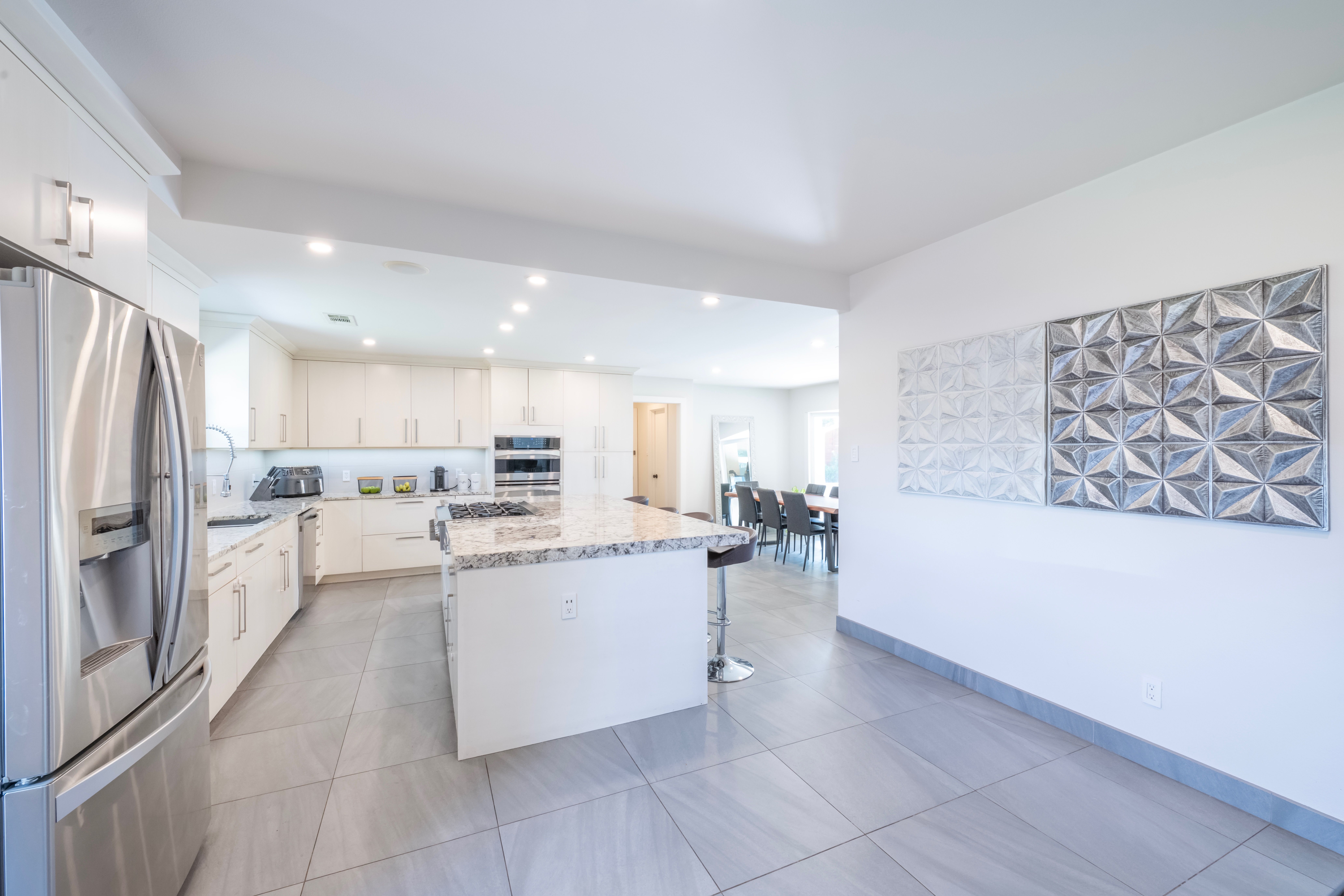  Desirable Corner Lot Home with Back Yard Oasis - 物件實景