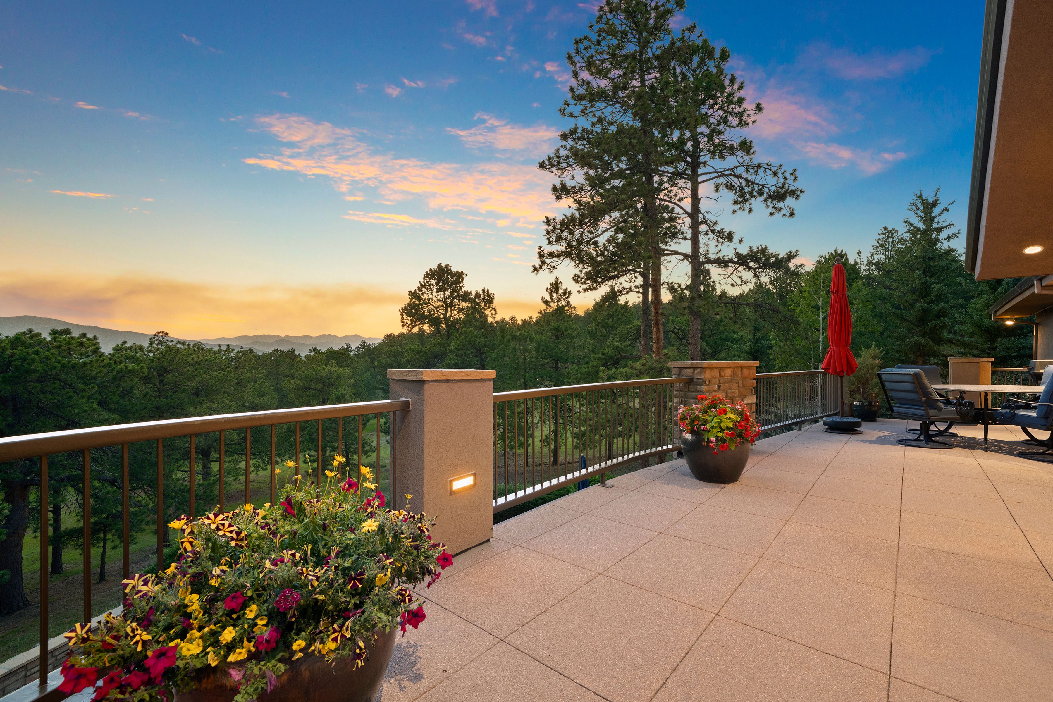  Custom Built on Over Five Acres - 物件實景
