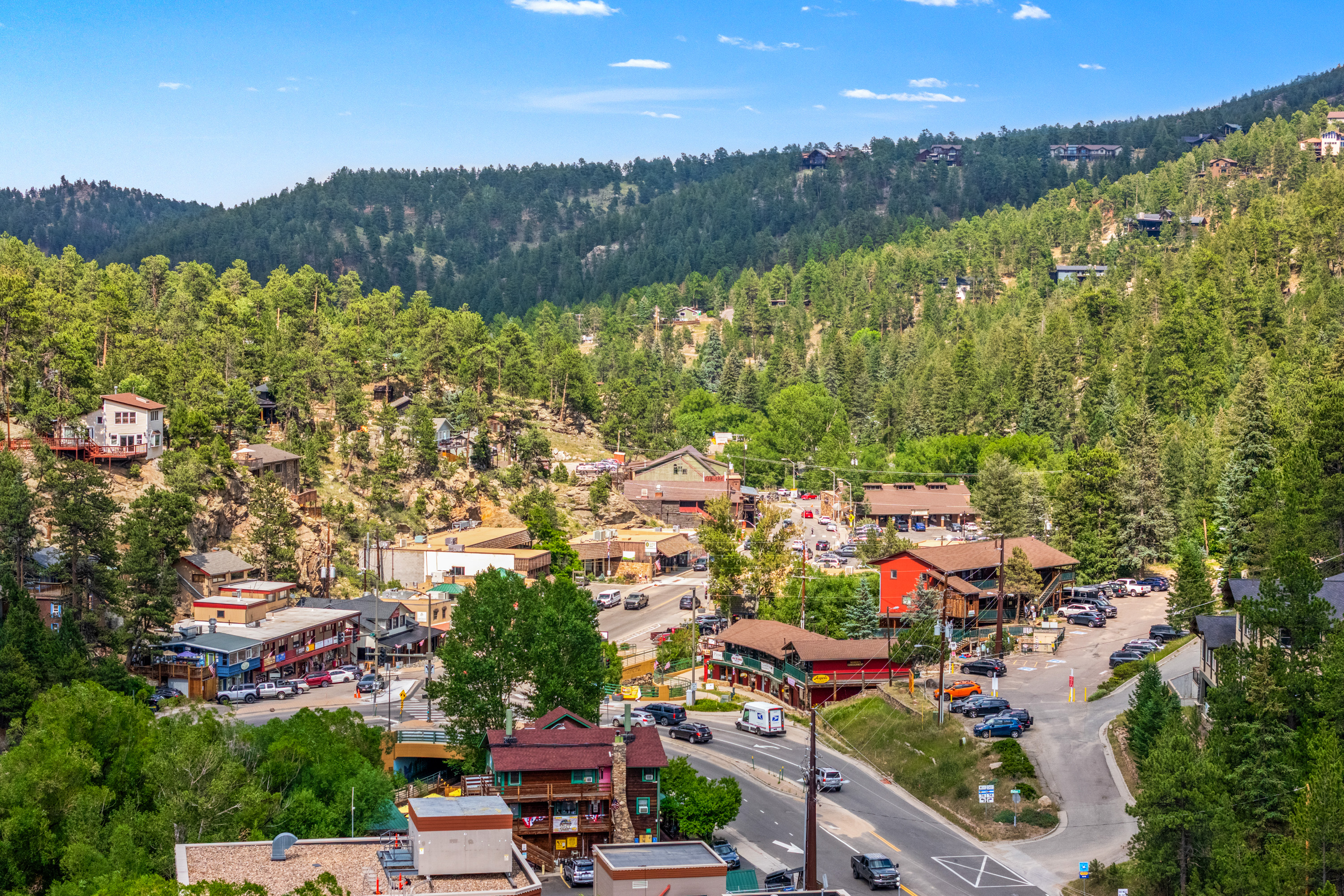  Rare Opportunity to Own 2 Homes Just Steps Away from Coveted Evergreen Lake - 物件實景