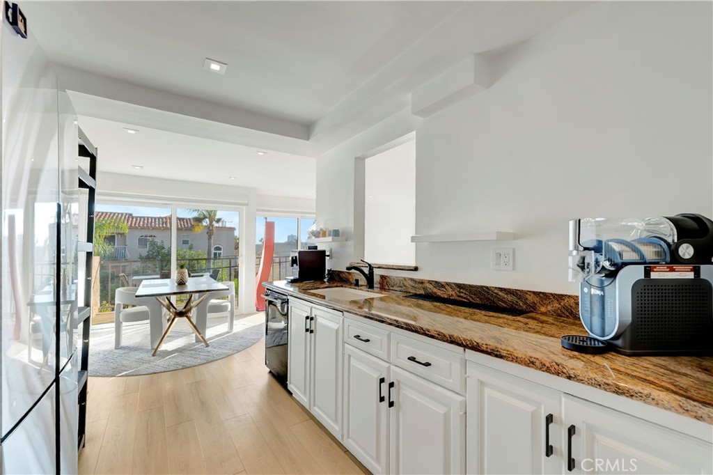 Long Beach, California, 90814, United States, 2 Bedrooms Bedrooms, ,1 BathroomBathrooms,Residential,For Sale,1989158