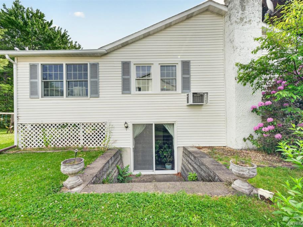 Wappingers Falls, New York, 12590, United States, 4 Bedrooms Bedrooms, ,2 BathroomsBathrooms,Residential,For Sale,2049359