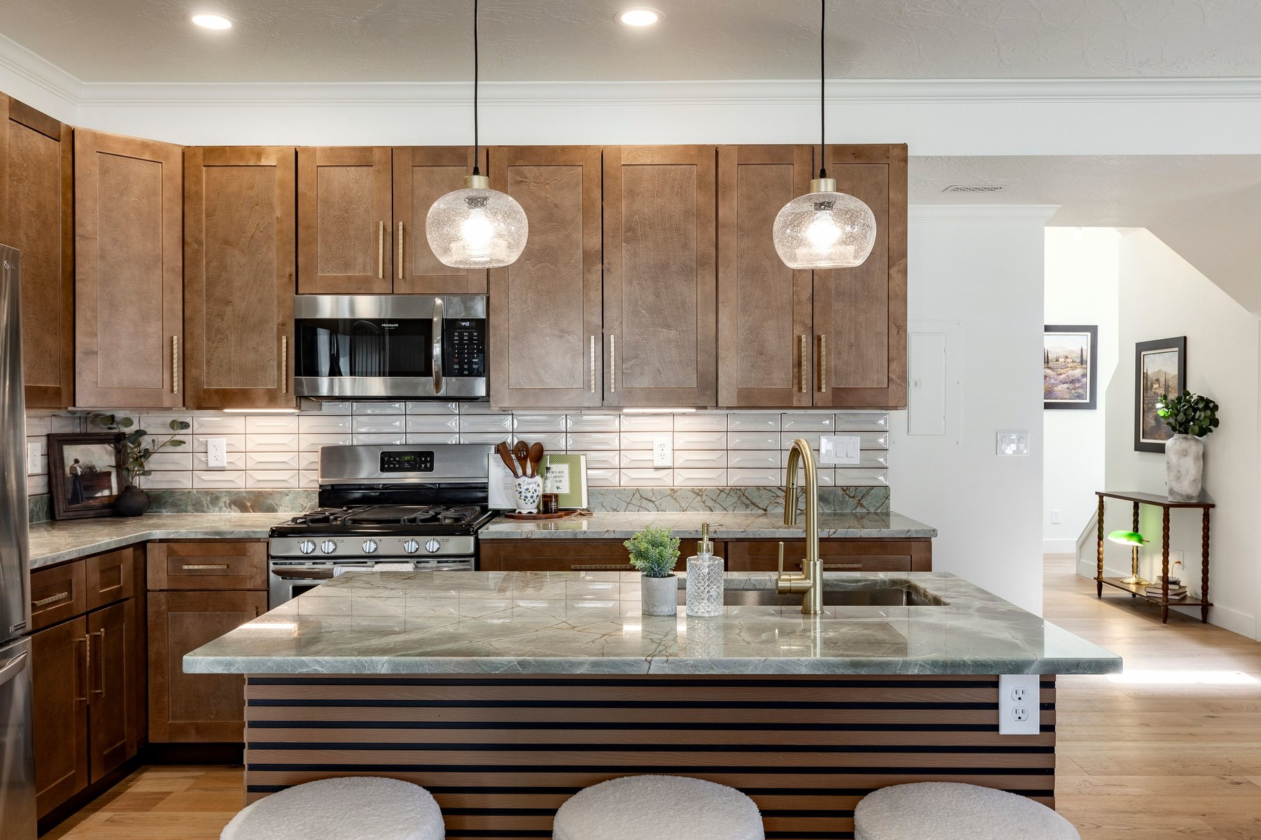  Fully Remodeled End-Unit in Prime Midvale Location - 物件實景