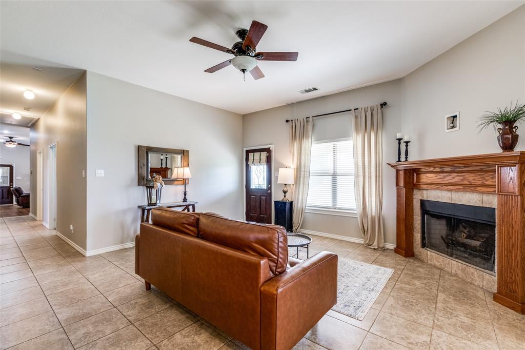 Bonham, Texas, 75418, United States, 3 Bedrooms Bedrooms, ,2 BathroomsBathrooms,Residential,For Sale,1691474