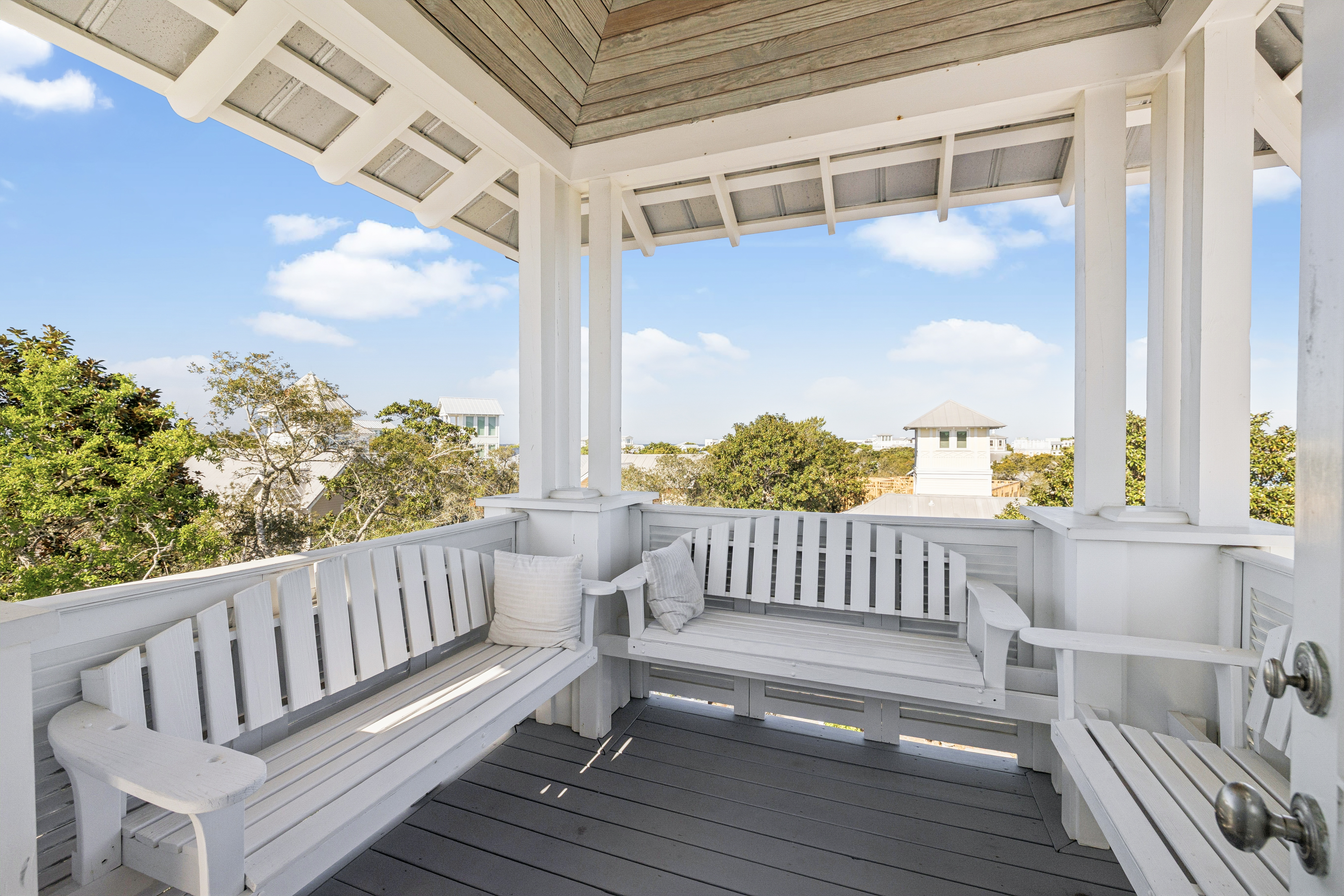  Rare Seaside Offering  Multi-Level Main House + Guest Cottage on Private Lot - 物件實景