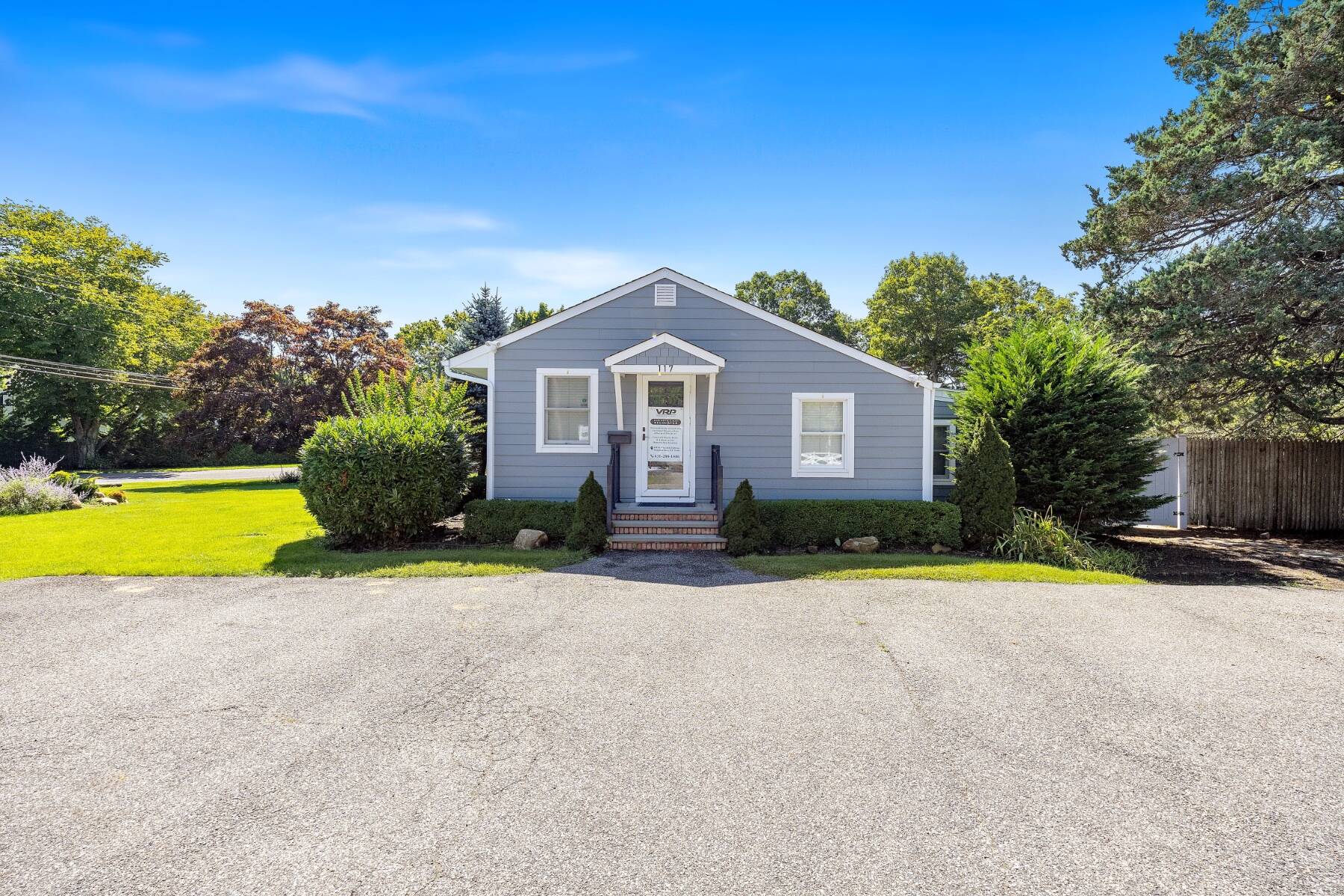  A Unique Mixed-Use Property in Westhampton - 物件實景