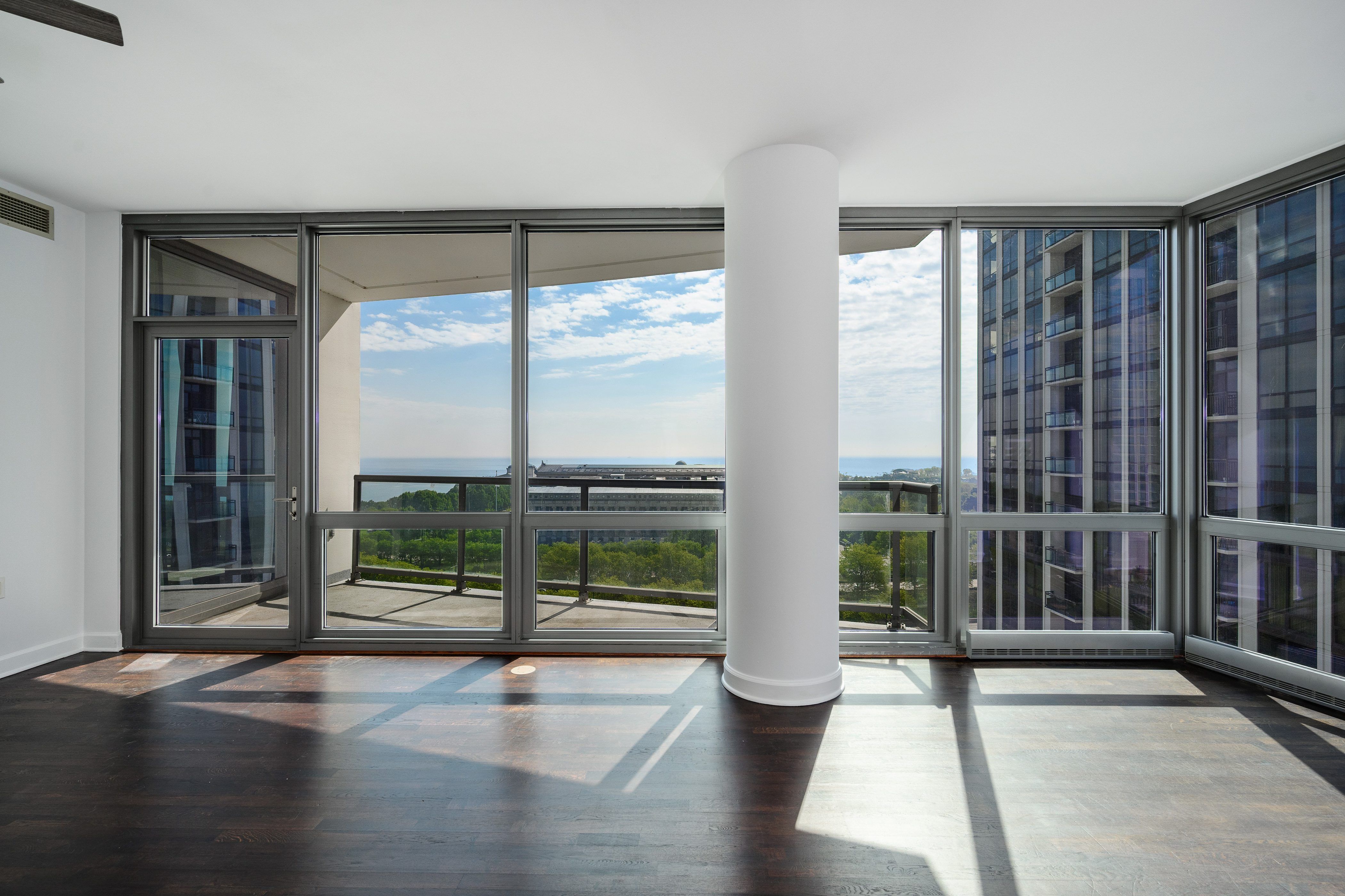  Sweeping Panoramic Views of Lake Michigan, Museum Campus, and Soldier Field - 物件實景