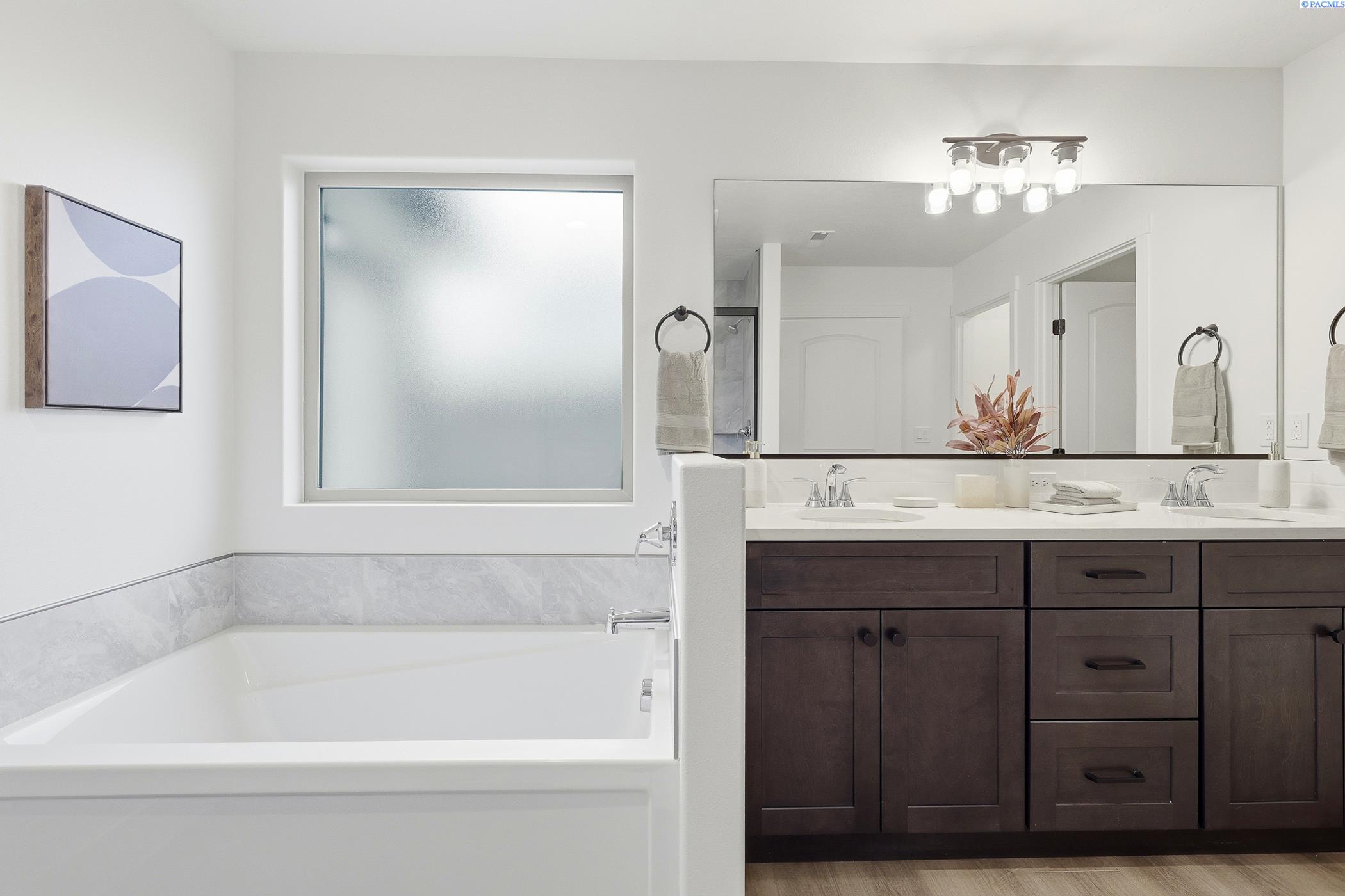 Kennewick, Washington, 99338, United States, 3 Bedrooms Bedrooms, ,2 BathroomsBathrooms,Residential,For Sale,2000655