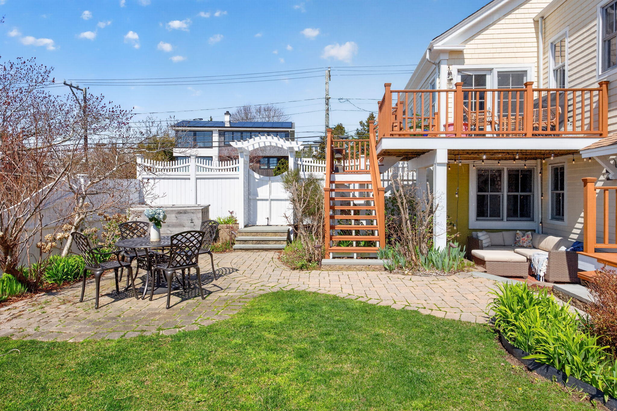  Sunlit West End Style with Parking, Outdoor Space and Easy Living - 物件實景