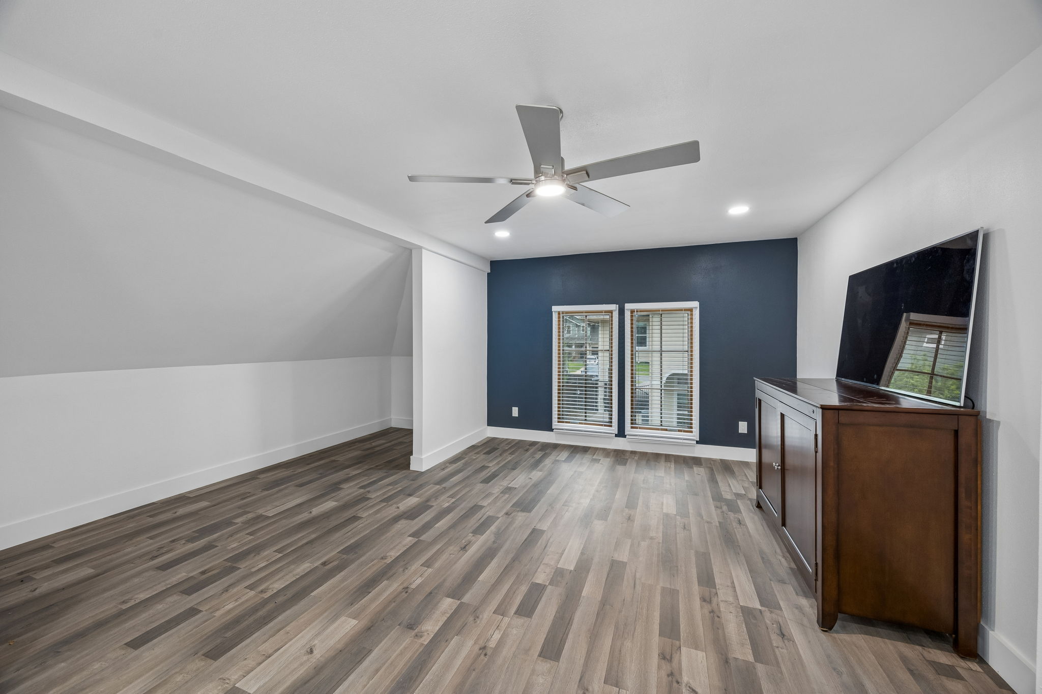  Live Here and Enjoy a Vibrant Walkable Lifestyle - 物件實景