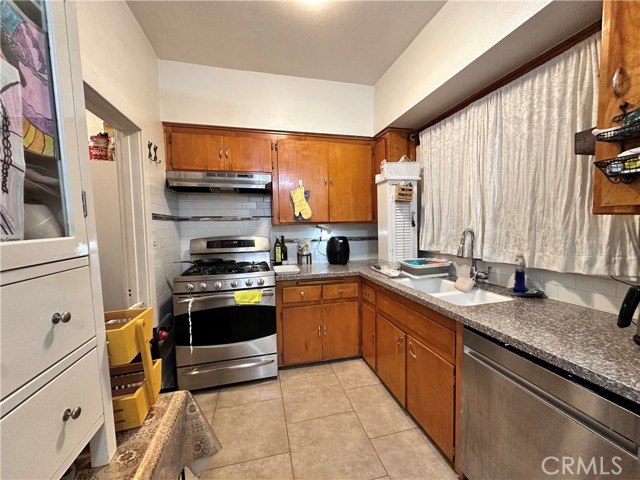 Los Angeles, California, 90016, United States, 7 Bedrooms Bedrooms, ,Residential,For Sale,1997717