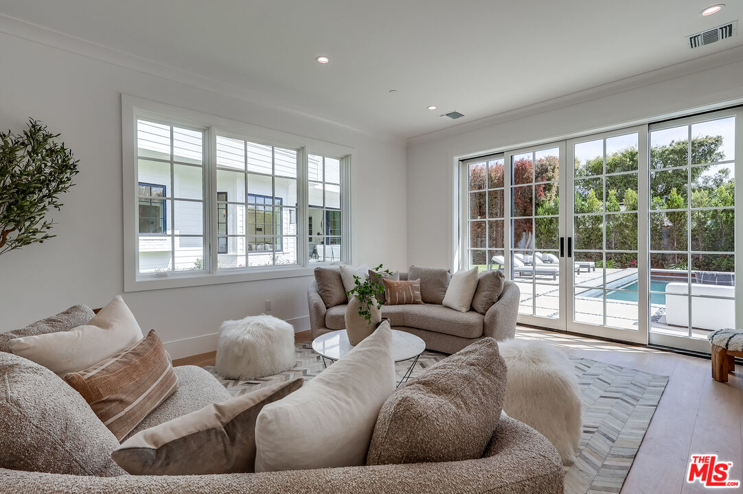 Los Angeles, California, 90049, United States, 7 Bedrooms Bedrooms, ,4 BathroomsBathrooms,Residential,For Sale,1912461