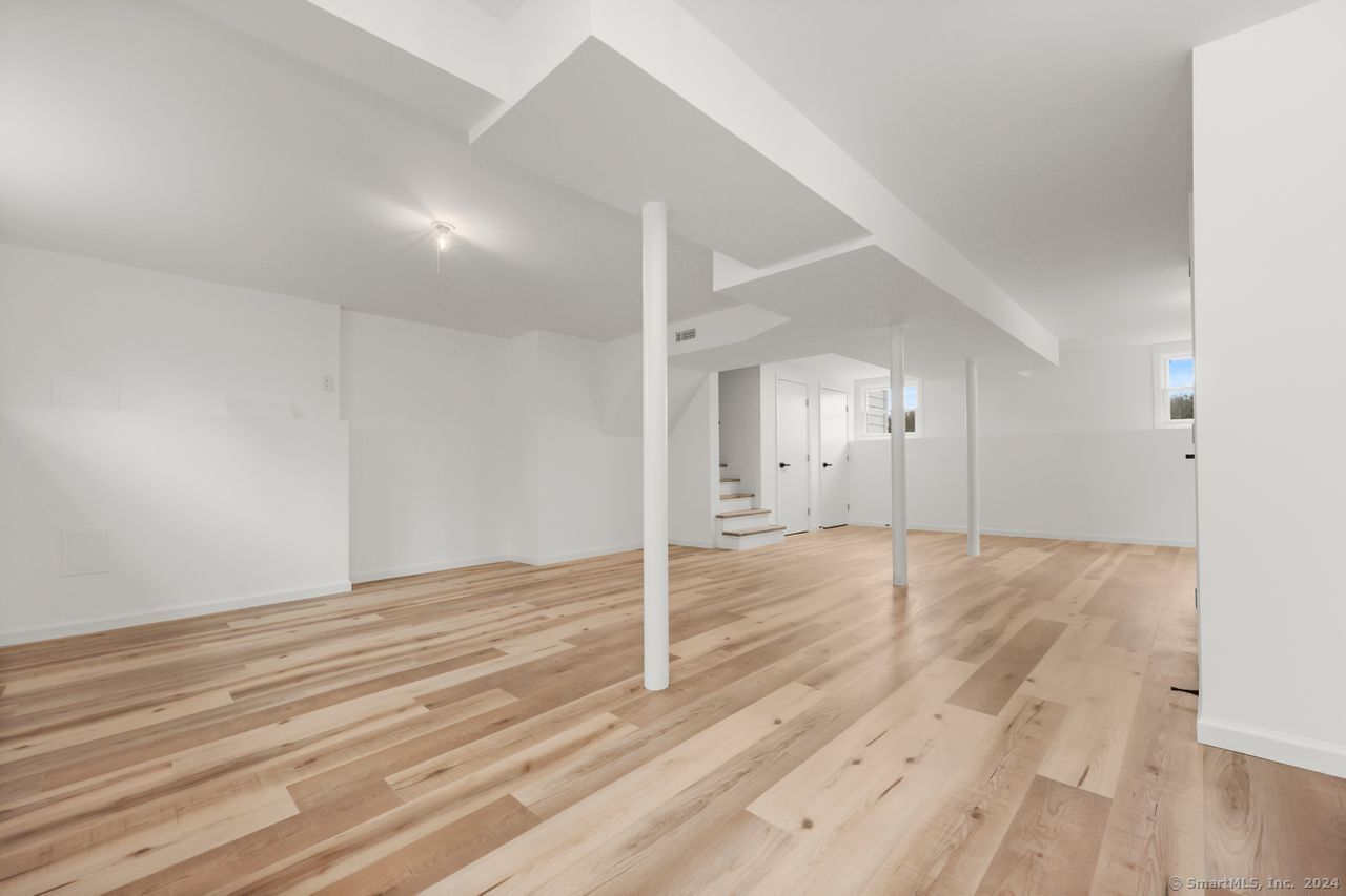 Milford, Connecticut, 06460, United States, 5 Bedrooms Bedrooms, ,3 BathroomsBathrooms,Residential,For Sale,1913239