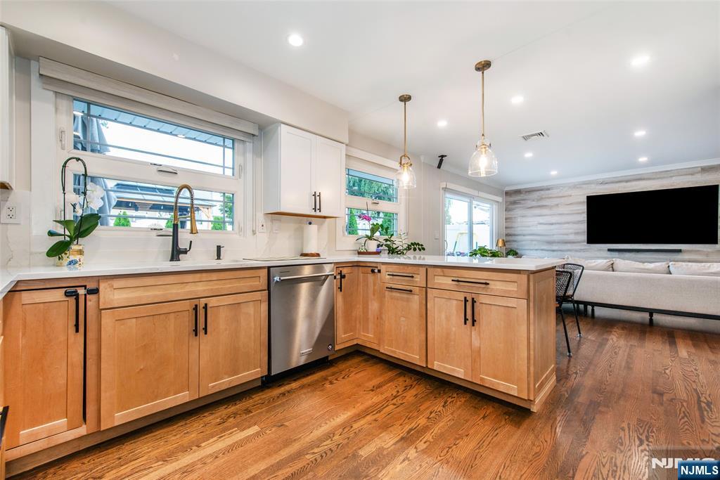Elmwood Park, New Jersey, 07407, United States, 3 Bedrooms Bedrooms, ,3 BathroomsBathrooms,Residential,For Sale,1941820