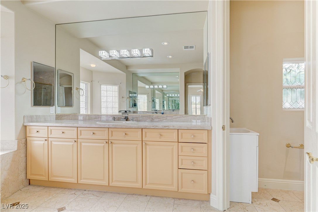 Las Vegas, Nevada, 89117, United States, 4 Bedrooms Bedrooms, ,5 BathroomsBathrooms,Residential,For Sale,2005418