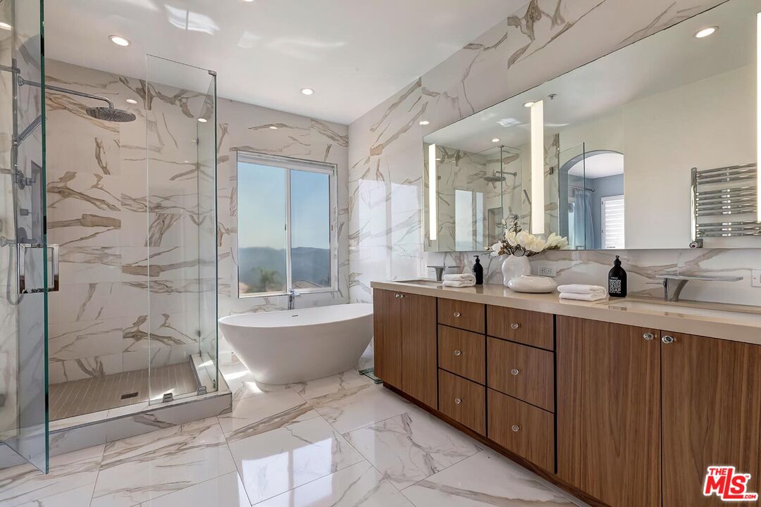 Pacific Palisades, California, 90272, United States, 4 Bedrooms Bedrooms, ,4 BathroomsBathrooms,Residential,For Sale,1911356