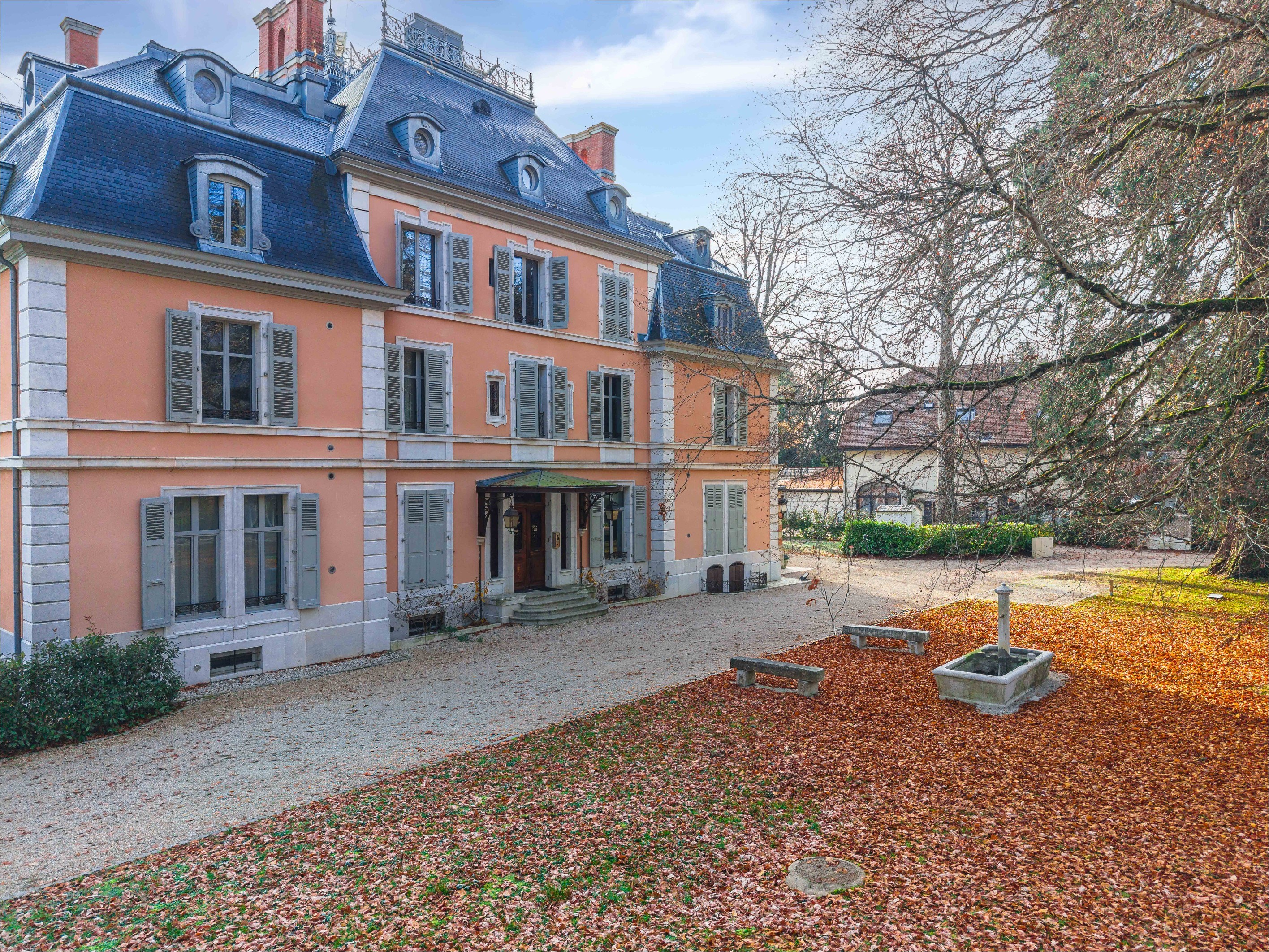  A splendid residence nestled inside the historic Château de Chevry - 物件實景