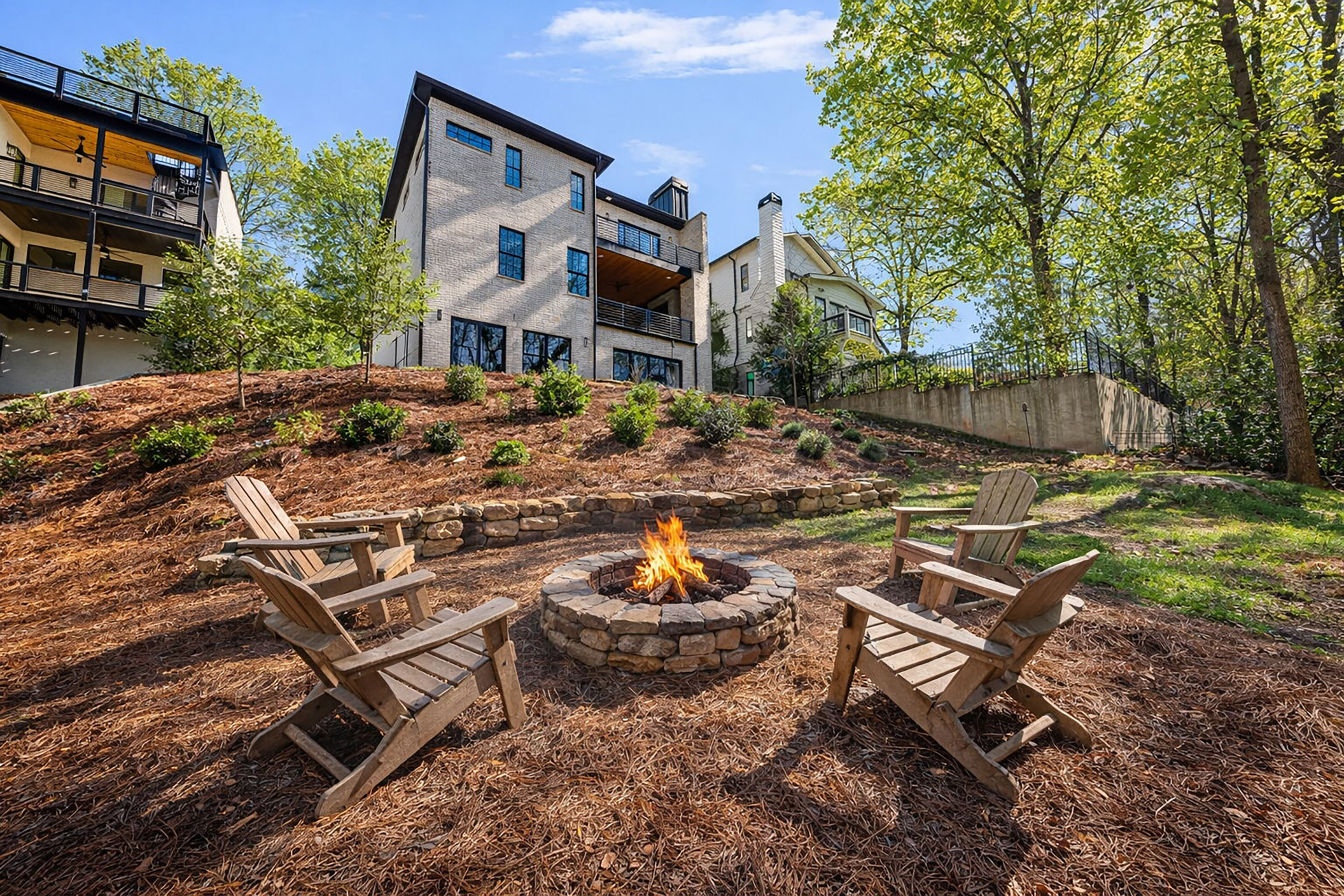  Striking Three Story Custom-built Home Redefines Modern Luxury - 物件實景