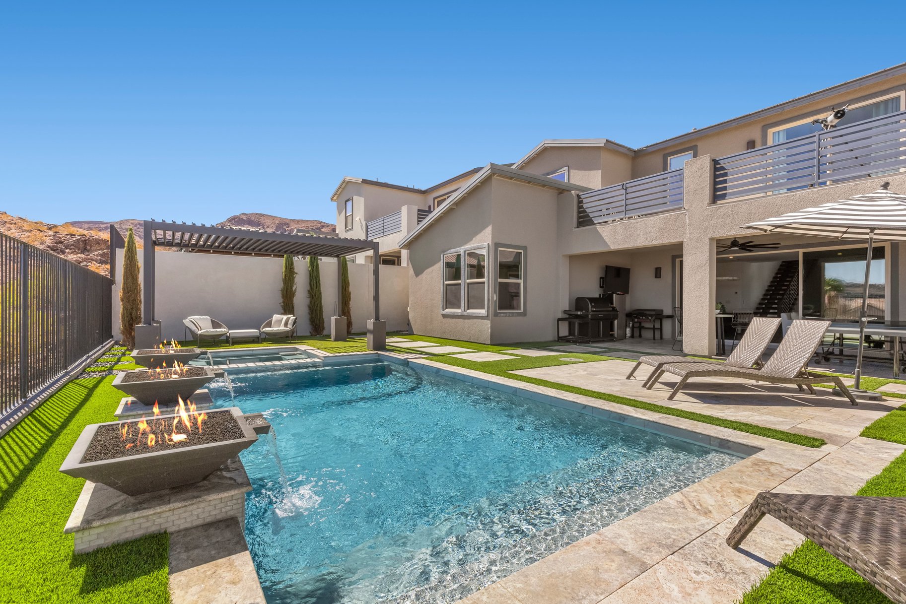  Mountainside Henderson Retreat with Strip Views & Resort-Style Backyard - 物件實景