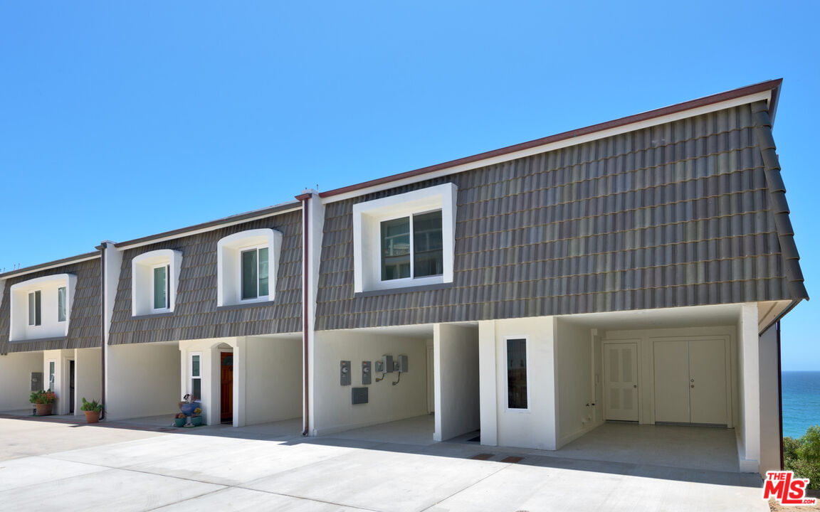 Malibu, California, 90265, United States, 2 Bedrooms Bedrooms, ,1 BathroomBathrooms,Residential,For Sale,1895662