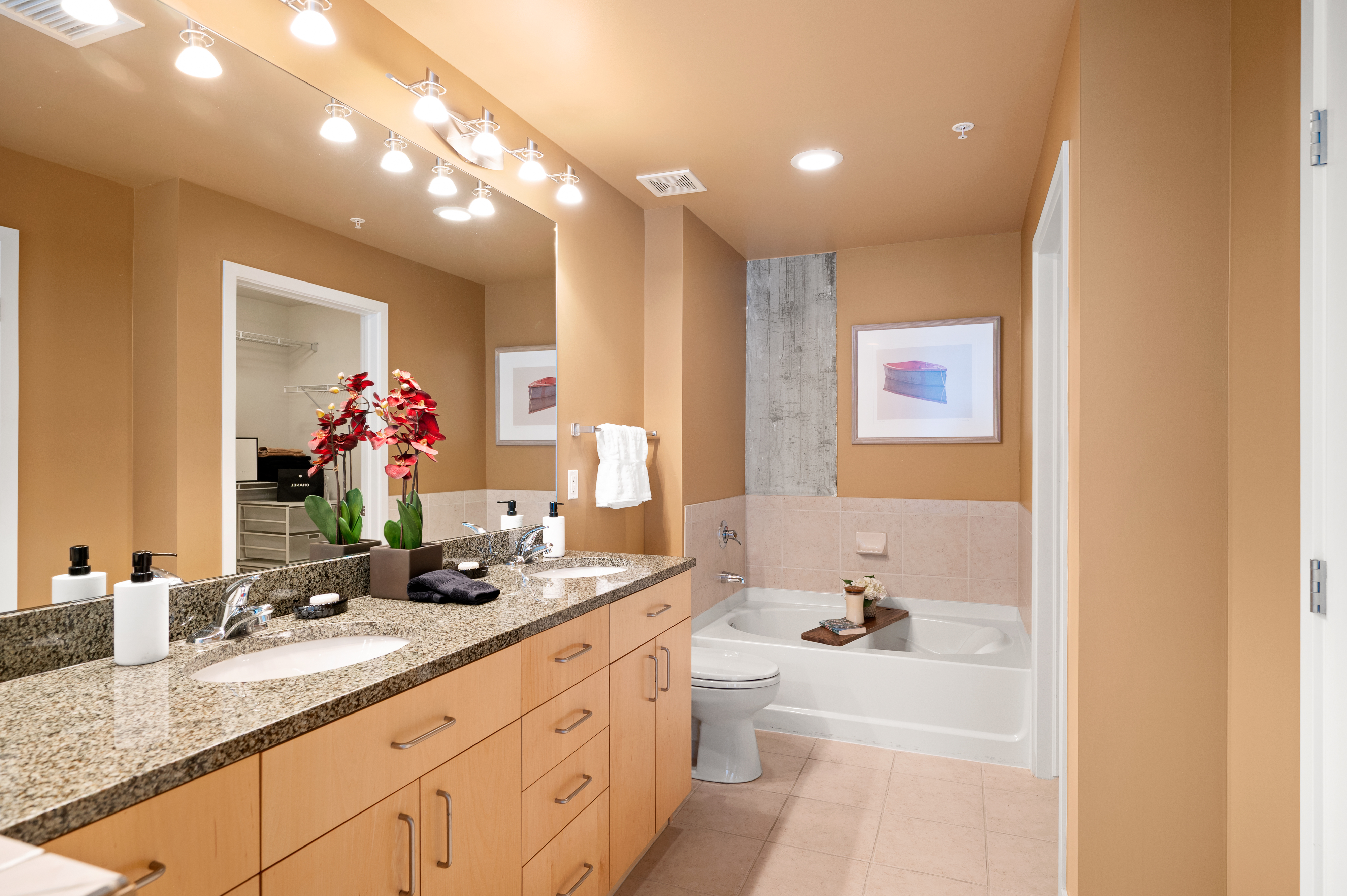  Positioned within the Glass House in Riverfront Park - 物件實景