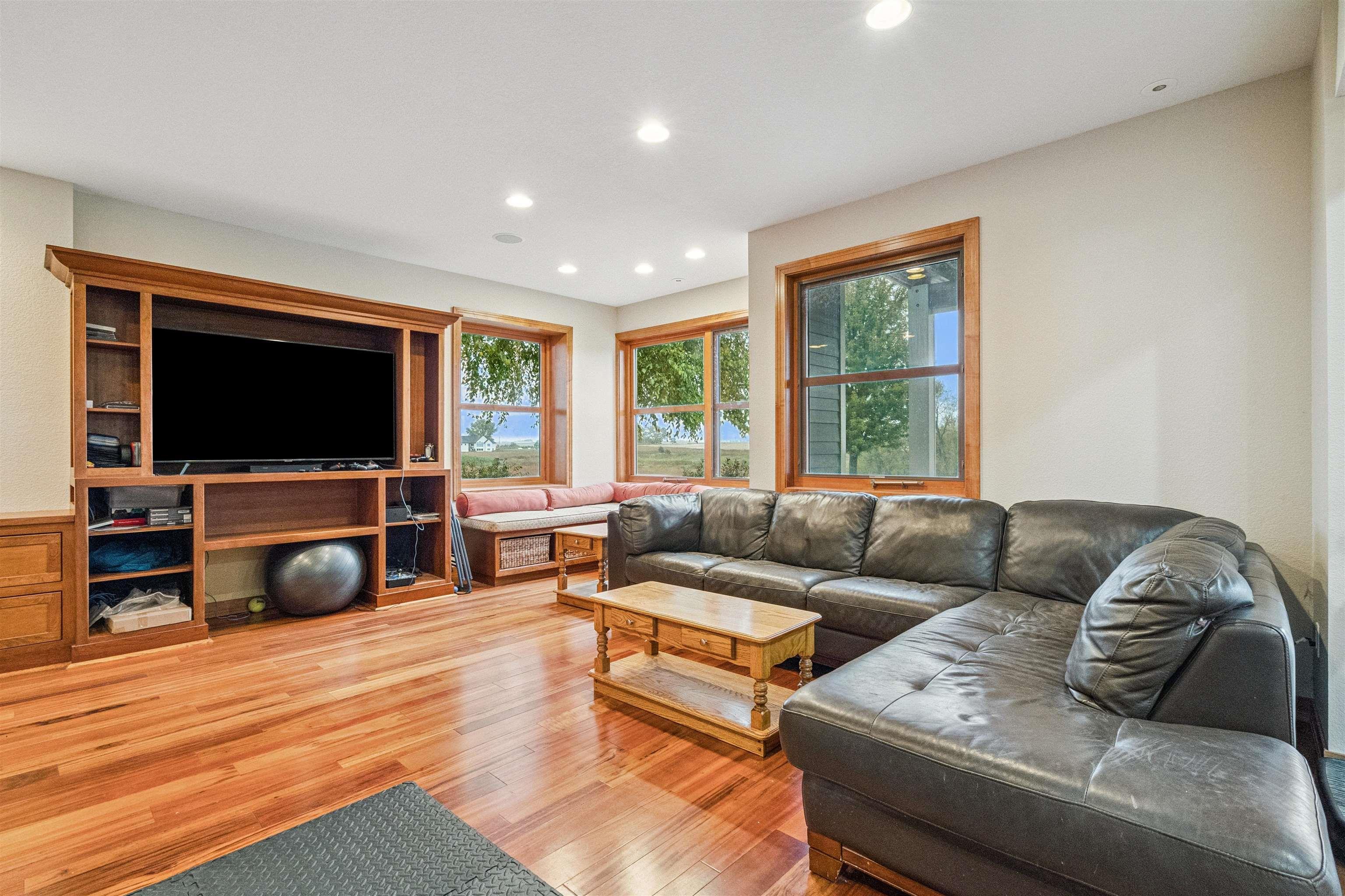 Waverly, Iowa, 50677, United States, 4 Bedrooms Bedrooms, ,4 BathroomsBathrooms,Residential,For Sale,1974808