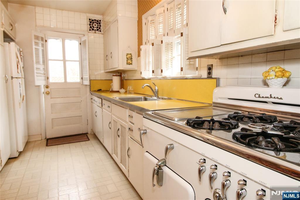 Tenafly, New Jersey, 07670, United States, 3 Bedrooms Bedrooms, ,2 BathroomsBathrooms,Residential,For Sale,1988997