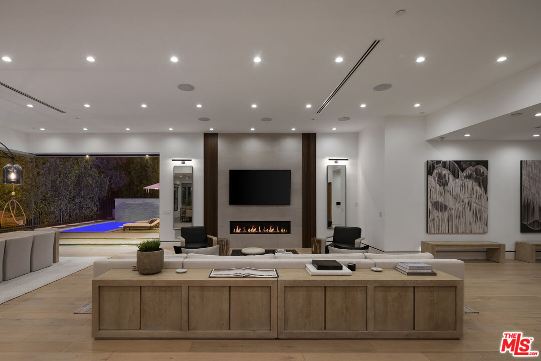 Los Angeles, California, 90049, United States, 4 Bedrooms Bedrooms, ,5 BathroomsBathrooms,Residential,For Sale,1862276