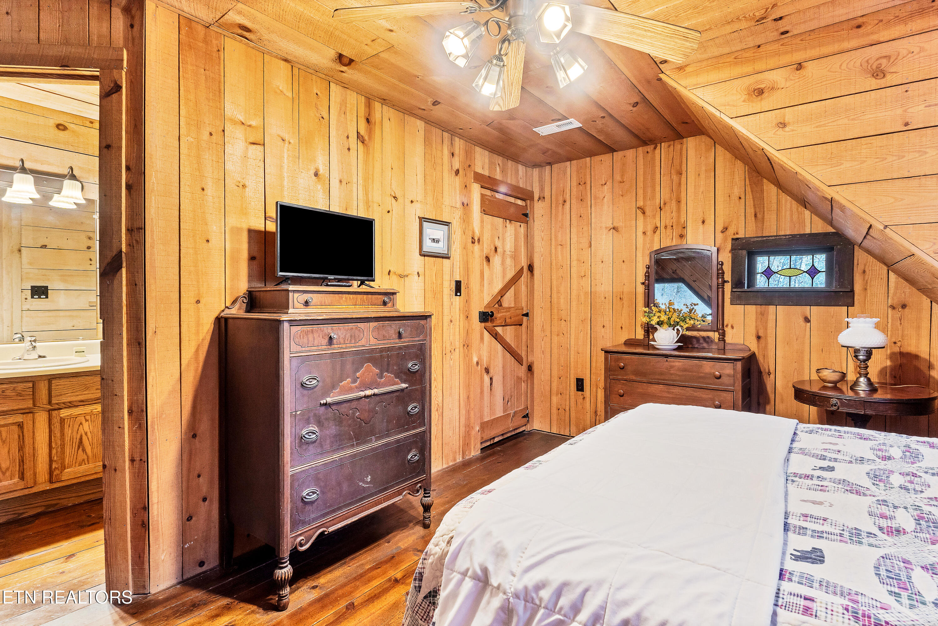 Townsend, Tennessee, 37882, United States, 2 Bedrooms Bedrooms, ,3 BathroomsBathrooms,Residential,For Sale,2010973