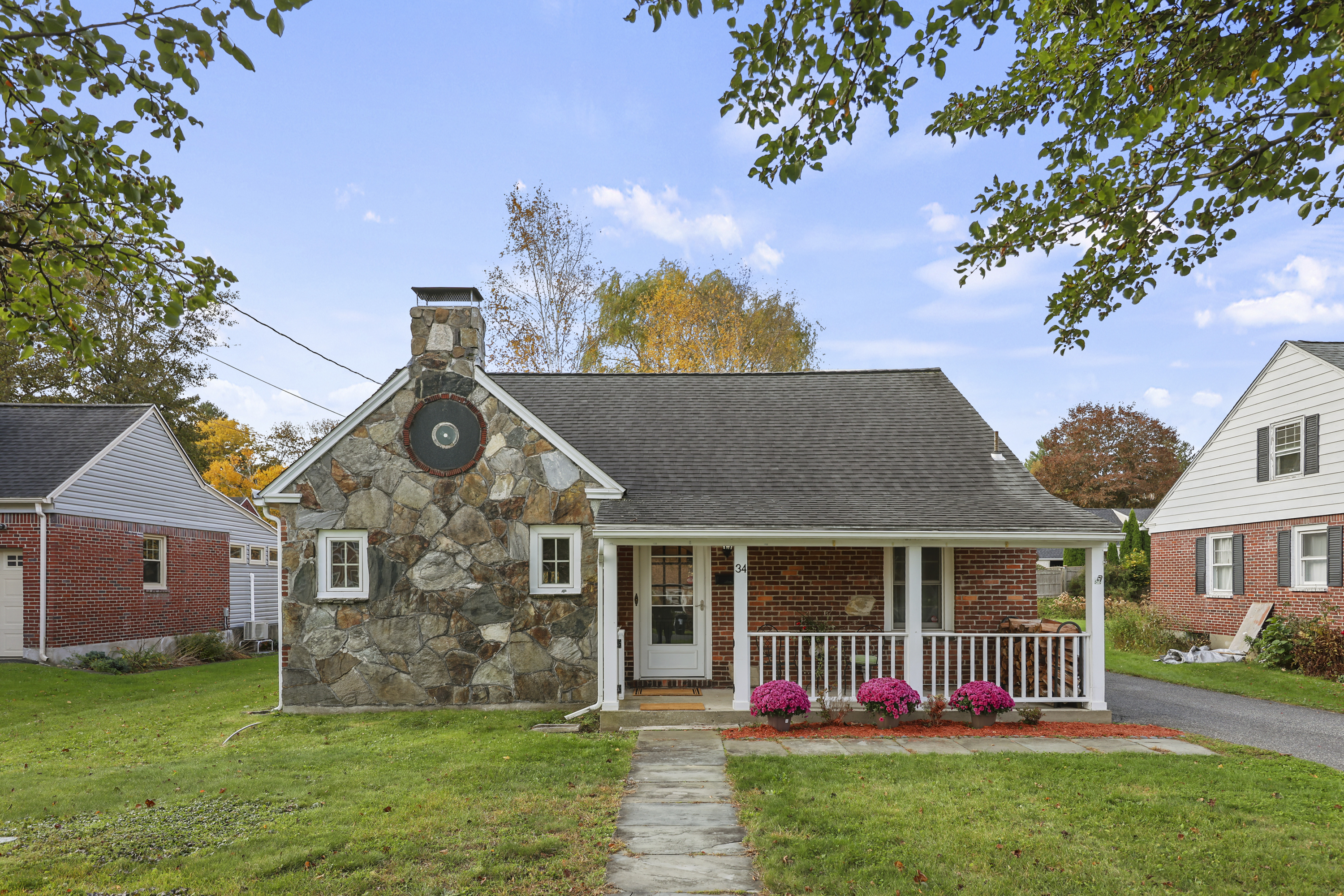  Charming New England Brick Beauty - 物件實景