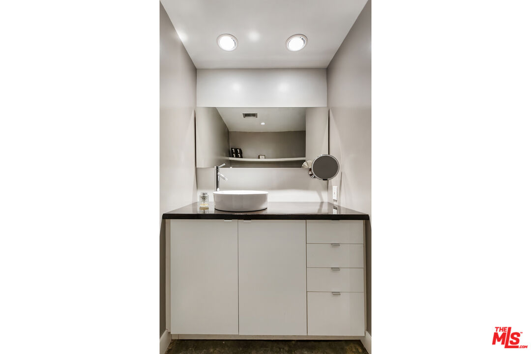 Los Angeles, California, 90027, United States, 1 Bedroom Bedrooms, ,1 BathroomBathrooms,Residential,For Sale,1907316