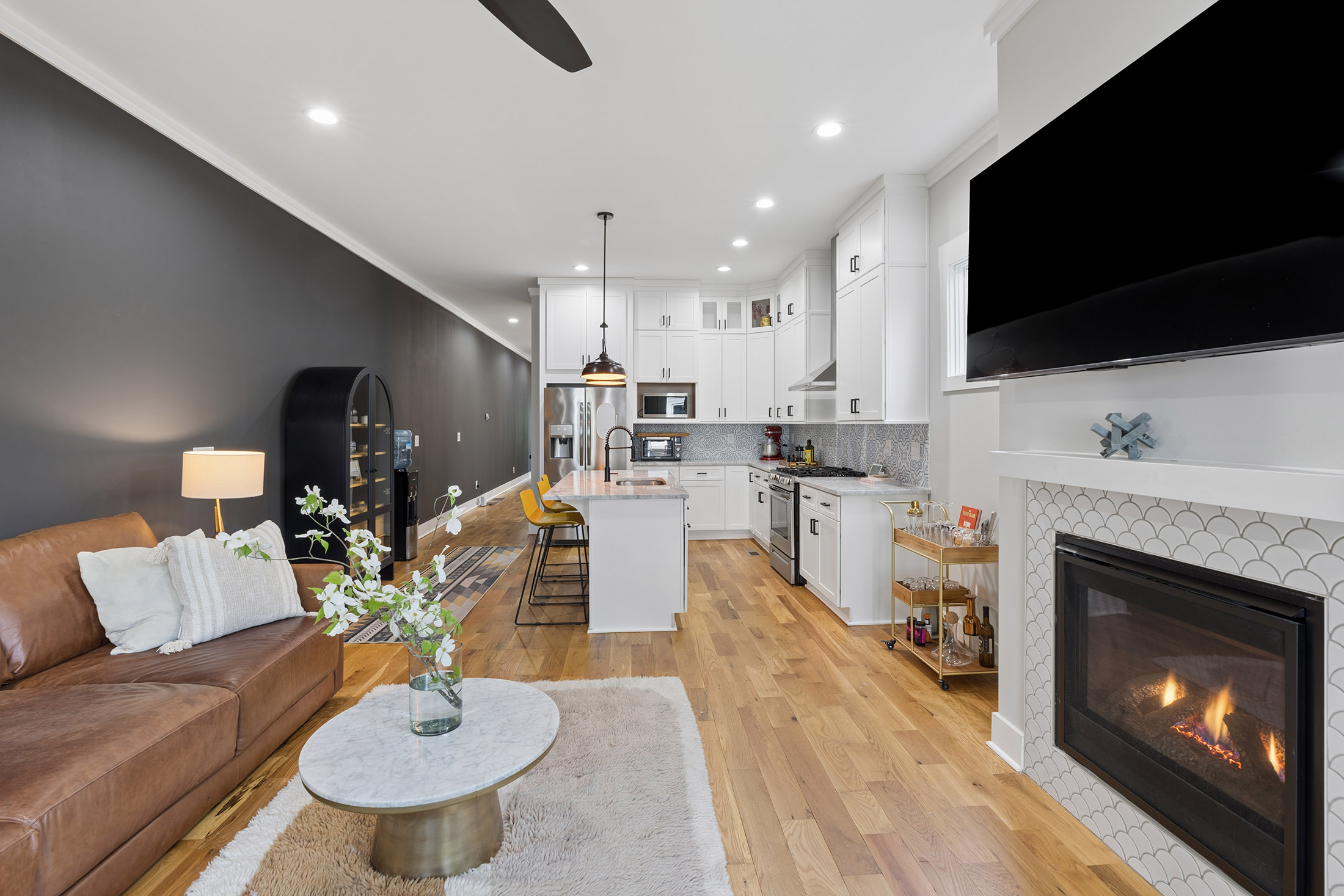  beautifully designed craftsman-style townhome near grant  park - 物件實景