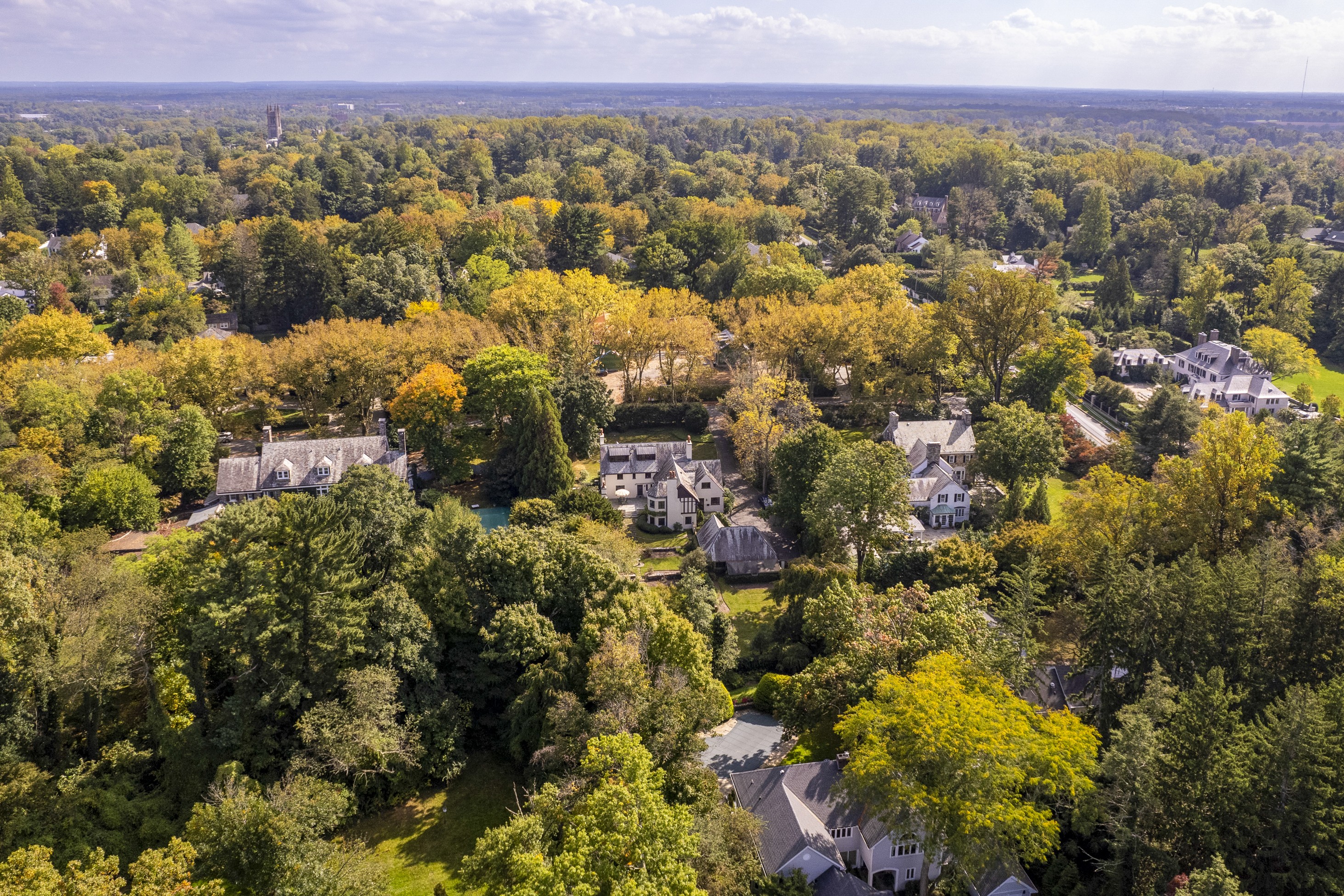 Modernized Tudor on a Magnificent Oversized Lot - 物件實景