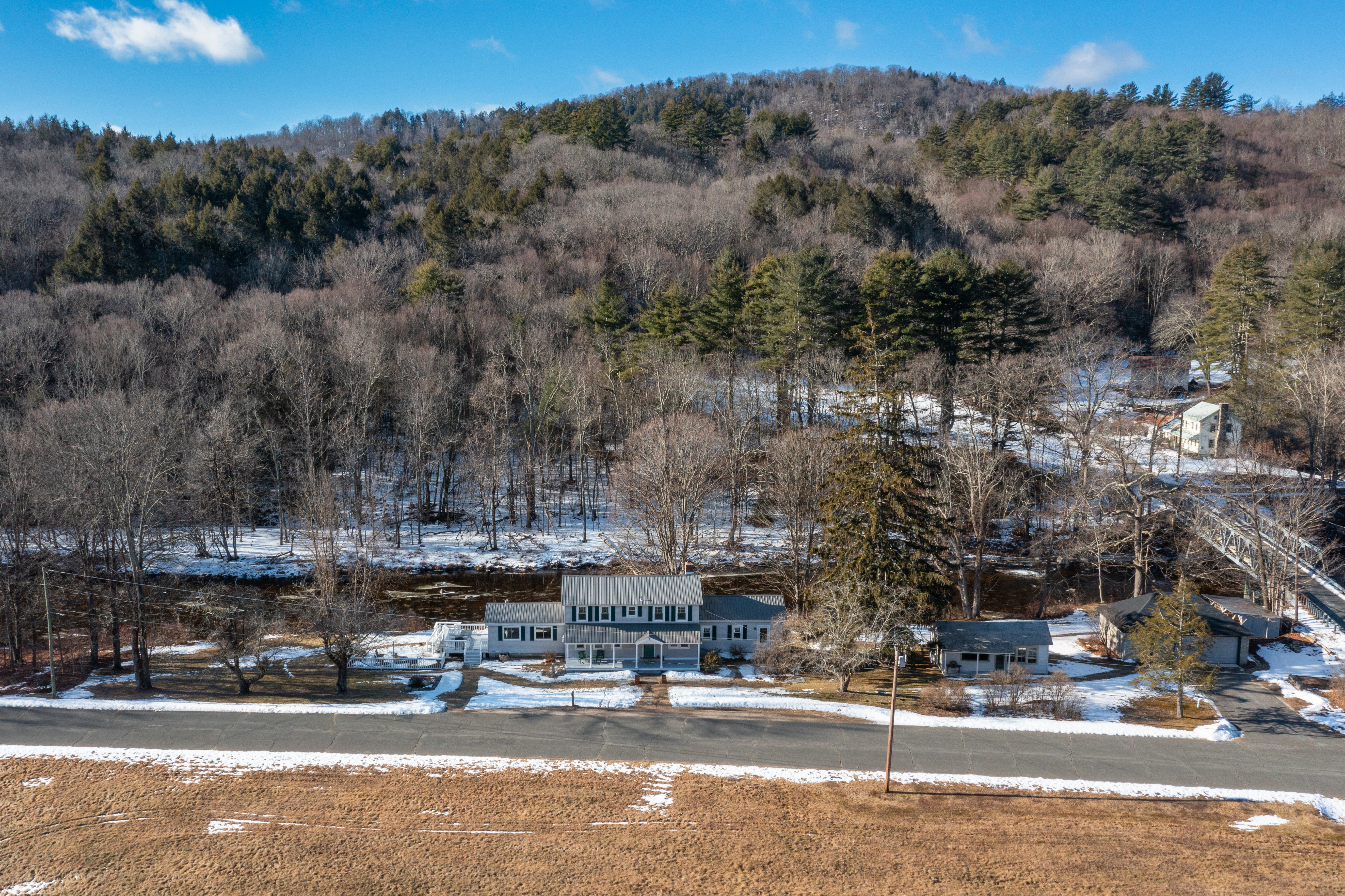  On the Wild and Scenic Farmington River, at the End of a Quiet Road, a House Ful - 物件實景
