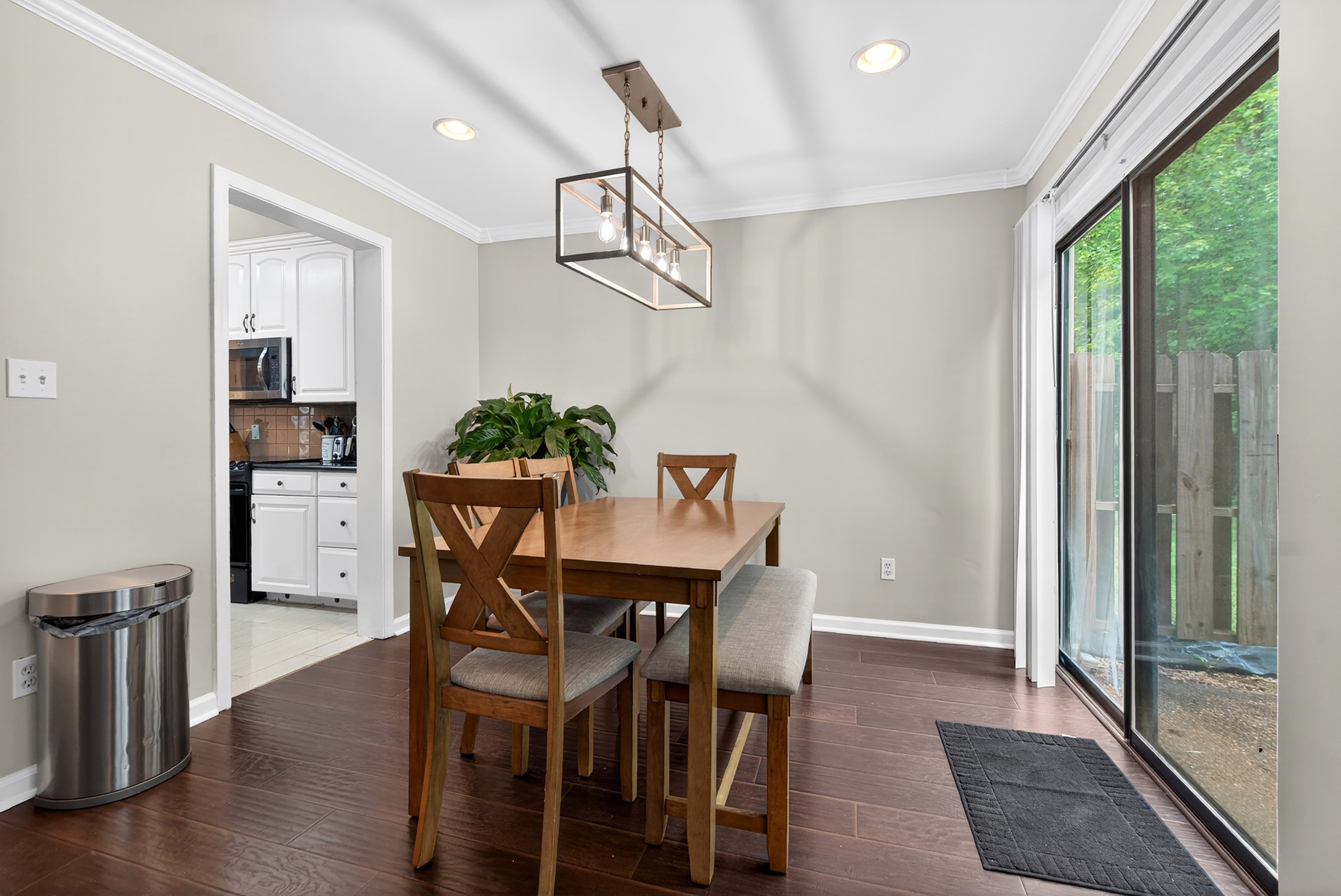  Townhouse-style Condo Offers Solid Value and Strong Upside Potential - 物件實景