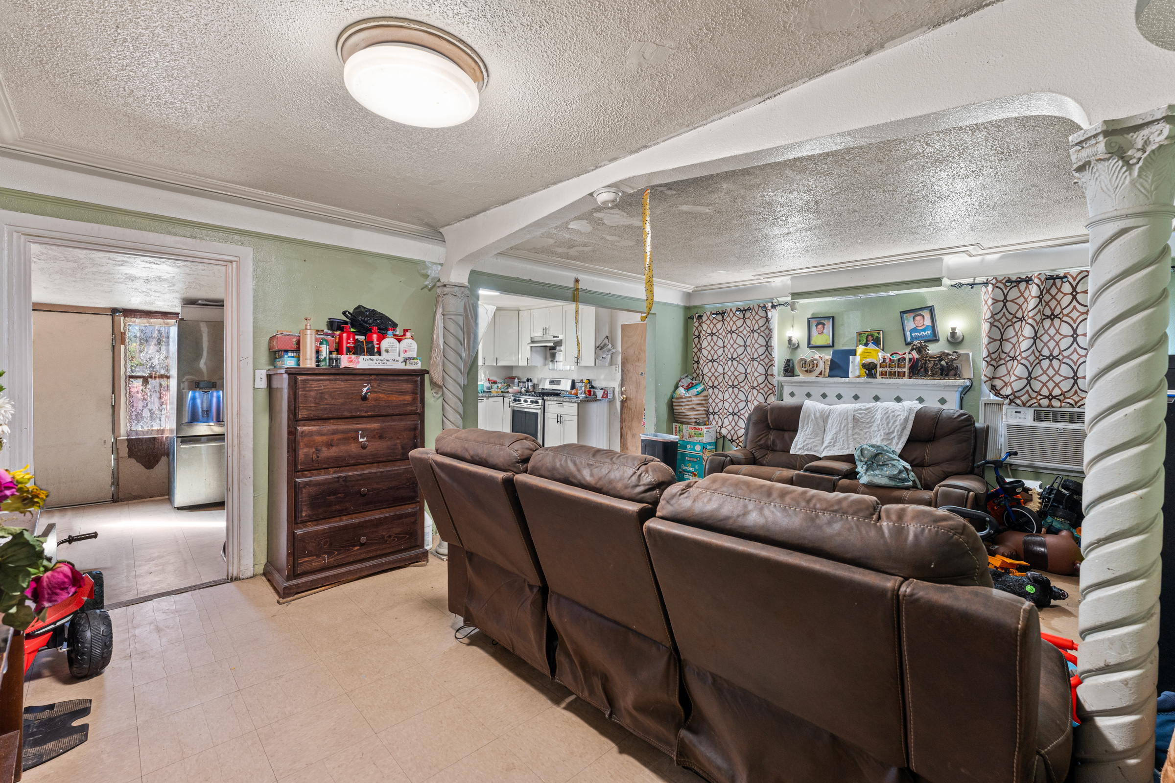 Fontana, California, 92336, United States, 7 Bedrooms Bedrooms, ,4 BathroomsBathrooms,Residential,For Sale,1988528