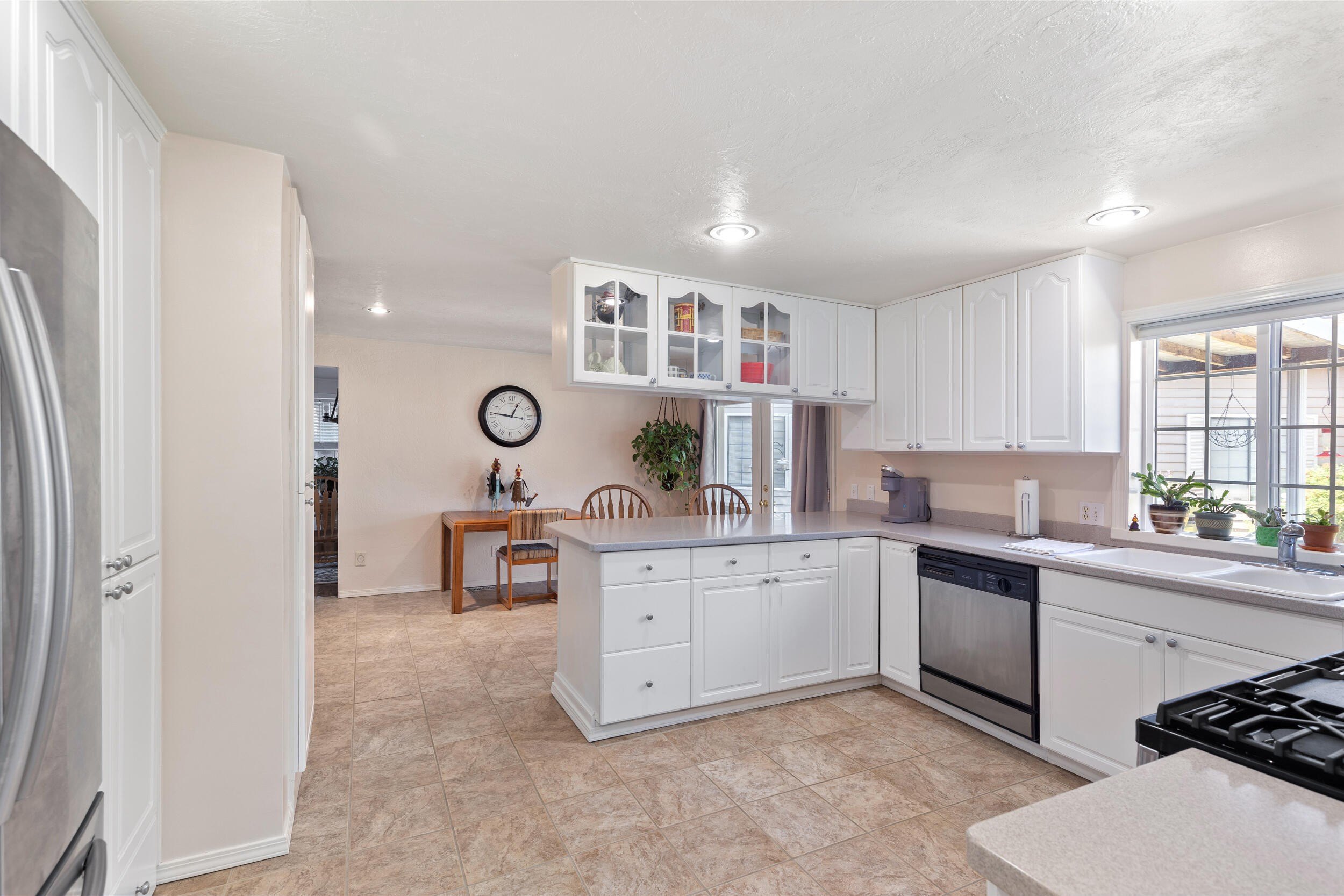 Medford, Oregon, 97504, United States, 4 Bedrooms Bedrooms, ,3 BathroomsBathrooms,Residential,For Sale,1974325