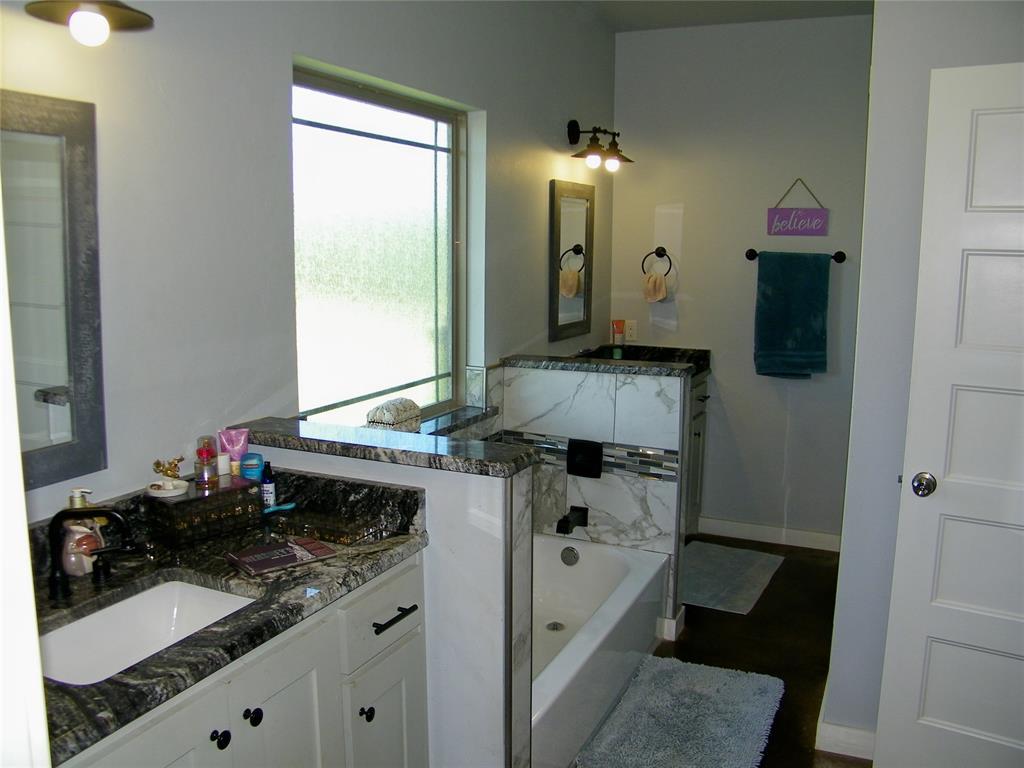 Kingfisher, Oklahoma, 73750, United States, 4 Bedrooms Bedrooms, ,3 BathroomsBathrooms,Residential,For Sale,2005459