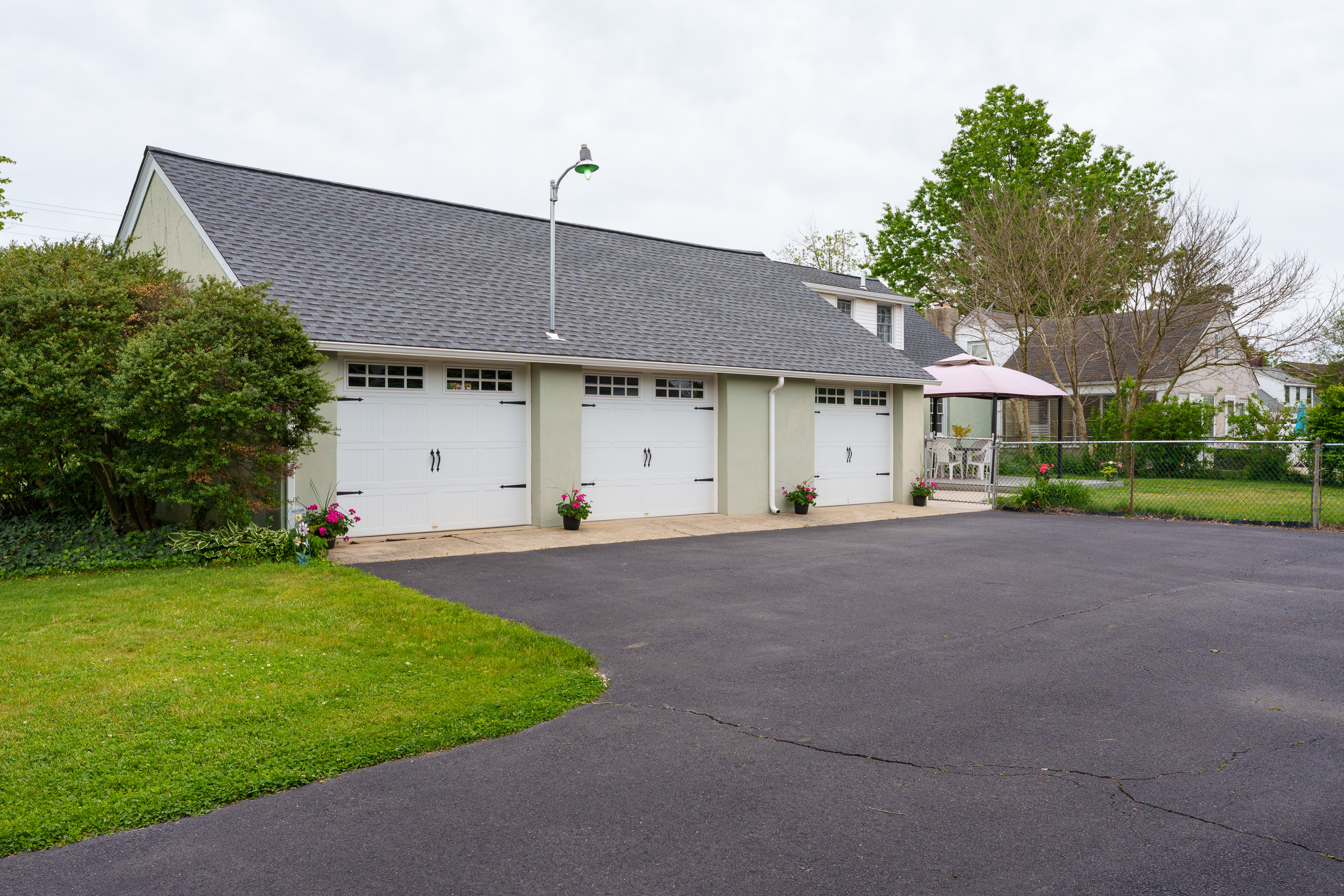  Well-Maintained Cape with Spacious Rooms and a Three-Car Garage - 物件實景