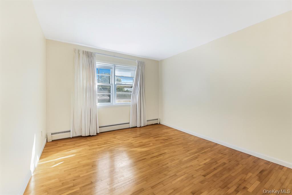 Yonkers, New York, 10703, United States, 6 Bedrooms Bedrooms, ,2 BathroomsBathrooms,Residential,For Sale,1984096