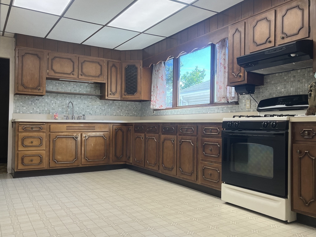 Everett, Massachusetts, 02149, United States, 3 Bedrooms Bedrooms, ,3 BathroomsBathrooms,Residential,For Sale,1923933